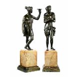 Paar weibliche Bronzefiguren auf Marmorsockel Gesamthöhe: 30 cm. Italien, um 1800. Als Gegenstücke