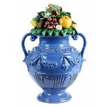 Vase mit fruktalem Gesteck nach Giovanni della Robbia (1469 "" 1529) Höhe: 43 cm. Italien, wohl