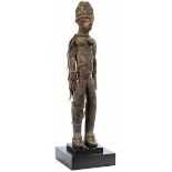 Bateba-Figur Höhe: 55 cm. Gesamthöhe mit modernem Sockel: 62 cm. Burkina Faso, Stamm Lobi. Holz,