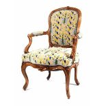 Barock-Fauteuil Höhe der Rückenlehne: 88 cm. Sitzhöhe: 43 cm. Frankreich, 18. Jahrhundert. Nussbaum,