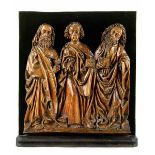 Die drei Apostel Höhe insgesamt: 61 cm. Höhe Relief: 49 cm. Tirol, 15. Jahrhundert. Holz, in drei