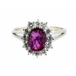 Rubin-Diamantring Ringweite: 54. Gewicht: ca. 4,3 g. WG 750. Klassisch-eleganter Ring zentral