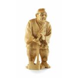 Okimono Höhe: 7,4 cm. Japan, 19. Jahrhundert. Elfenbeinfigur eines stehenden Mannes mit Axt, einer