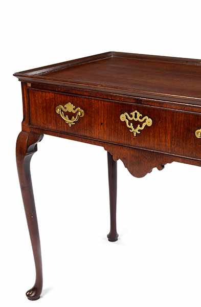Tisch im Queen Anne-Stil 75 x 84 x 56 cm. England, 19. Jahrhundert. Geschwungene Beine mit - Bild 2 aus 3