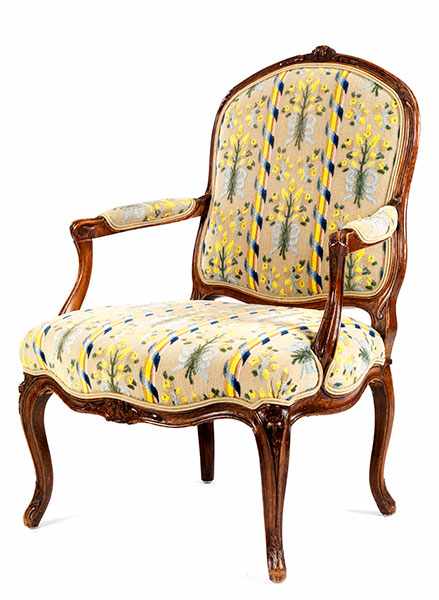 Louis XV-Fauteuil Gesamthöhe: 96 cm. Sitzhöhe: 45 cm. Frankreich, um 1760. Nussbaum, geschnitzt. Mit