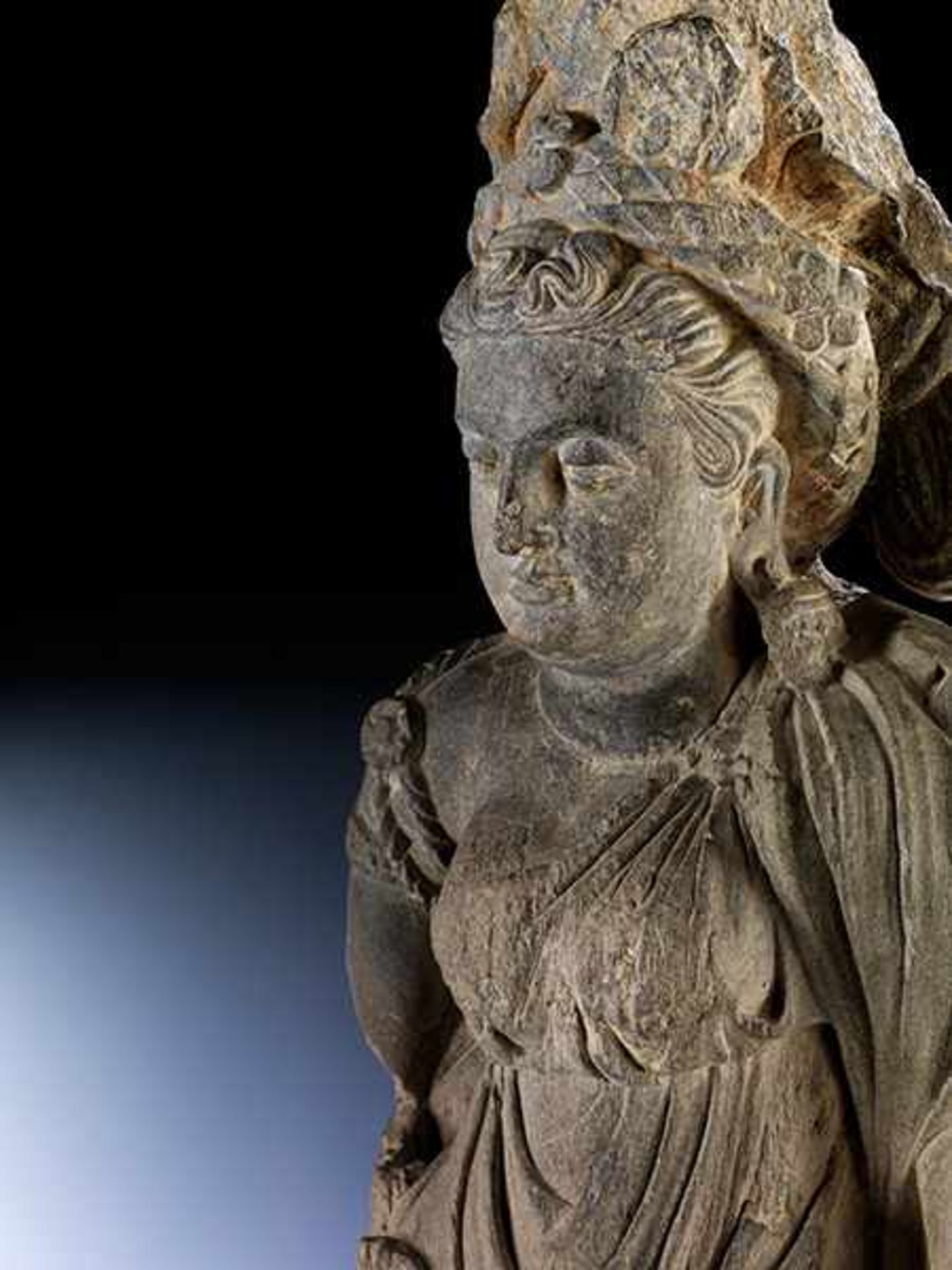 Steinfigur einer "Tyche" der Gandhara-Kultur Höhe: 58,5 cm. Rosettenlängsdurchmesser: 24 cm. 2. - Bild 4 aus 6