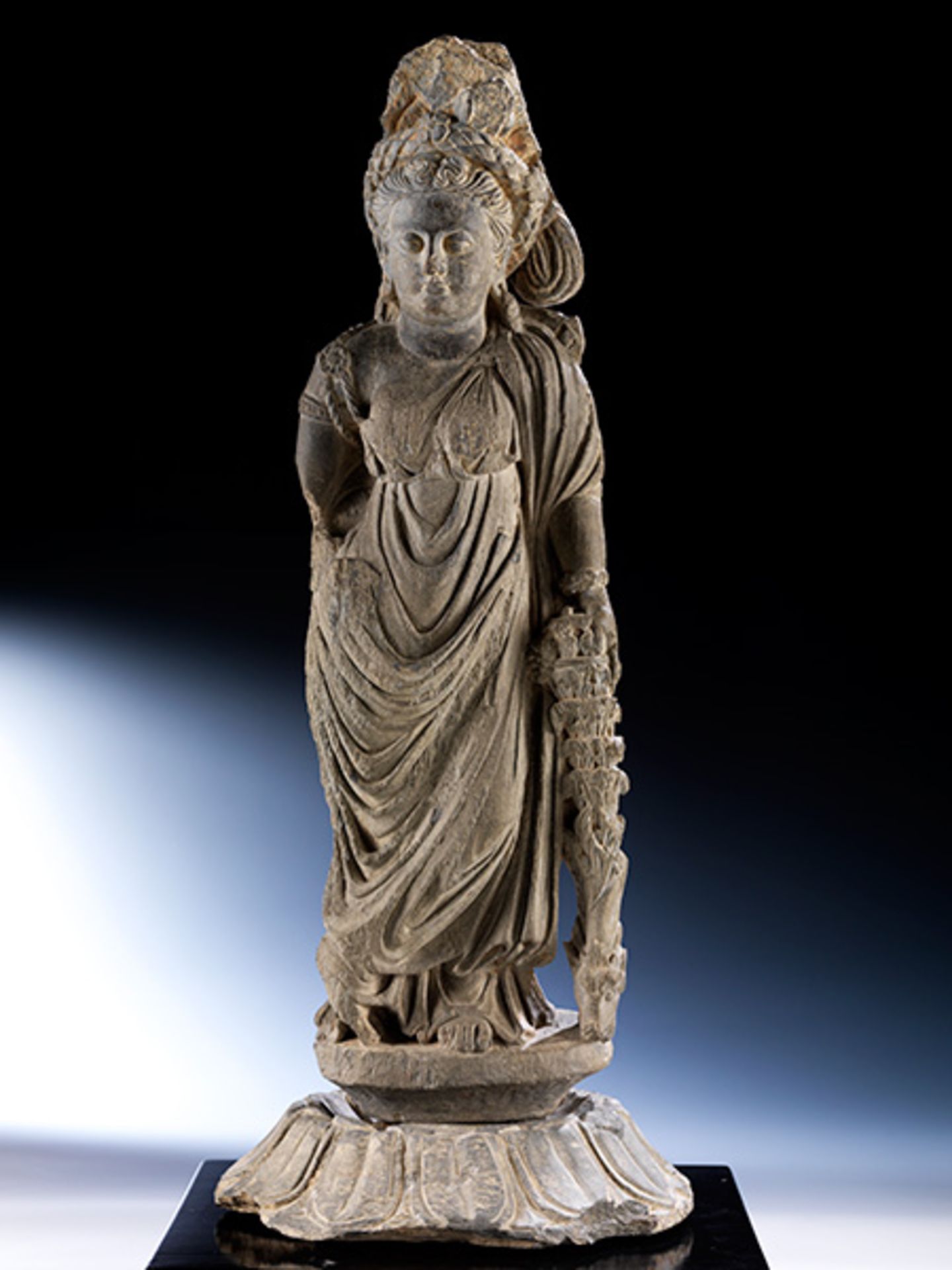 Steinfigur einer "Tyche" der Gandhara-Kultur Höhe: 58,5 cm. Rosettenlängsdurchmesser: 24 cm. 2. - Bild 2 aus 6