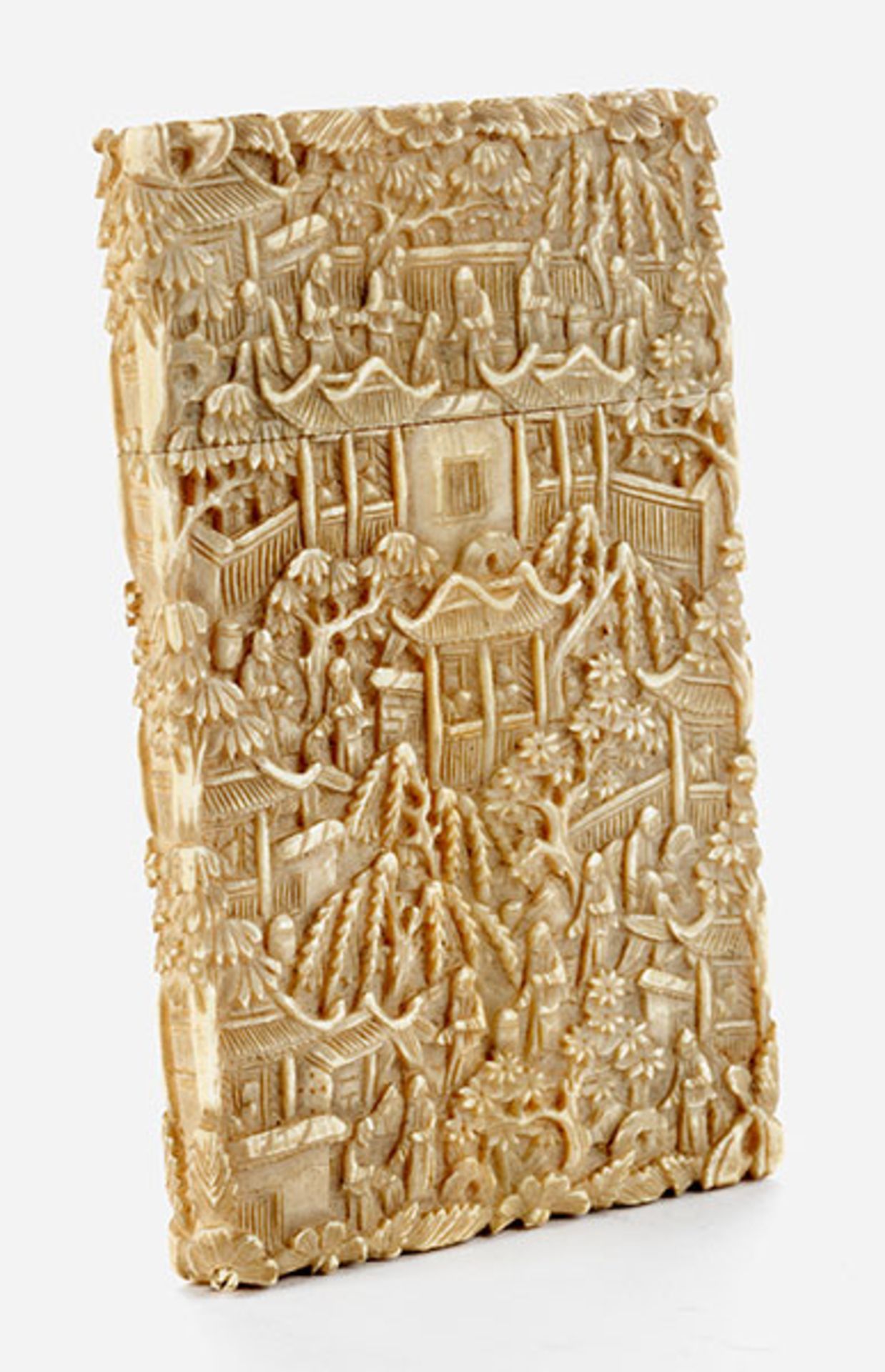 Fein im Relief gearbeitetes Elfenbeinkartenetui 11 x 6,5 cm. China, 19. Jahrhundert. Hochrechteckig,