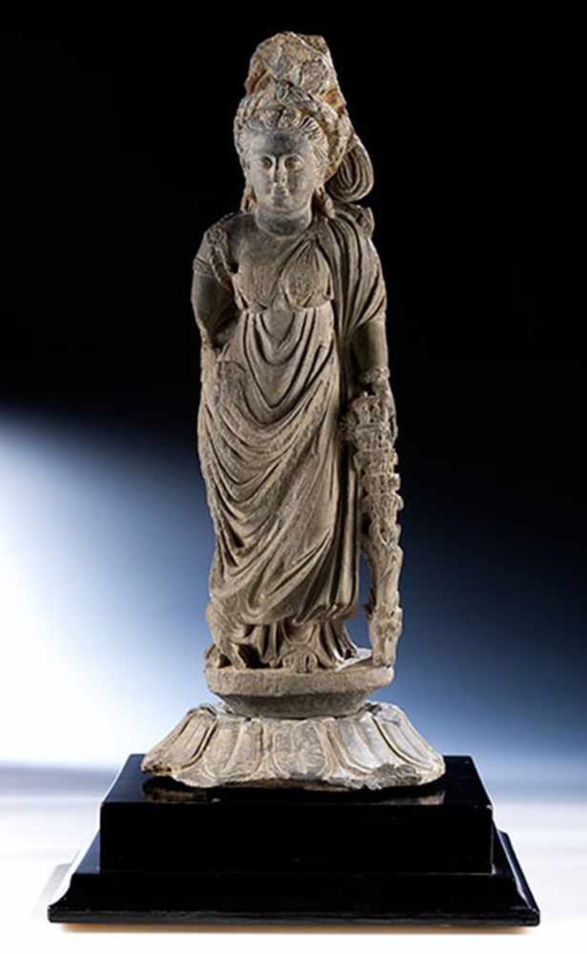 Steinfigur einer "Tyche" der Gandhara-Kultur Höhe: 58,5 cm. Rosettenlängsdurchmesser: 24 cm. 2. - Bild 6 aus 6