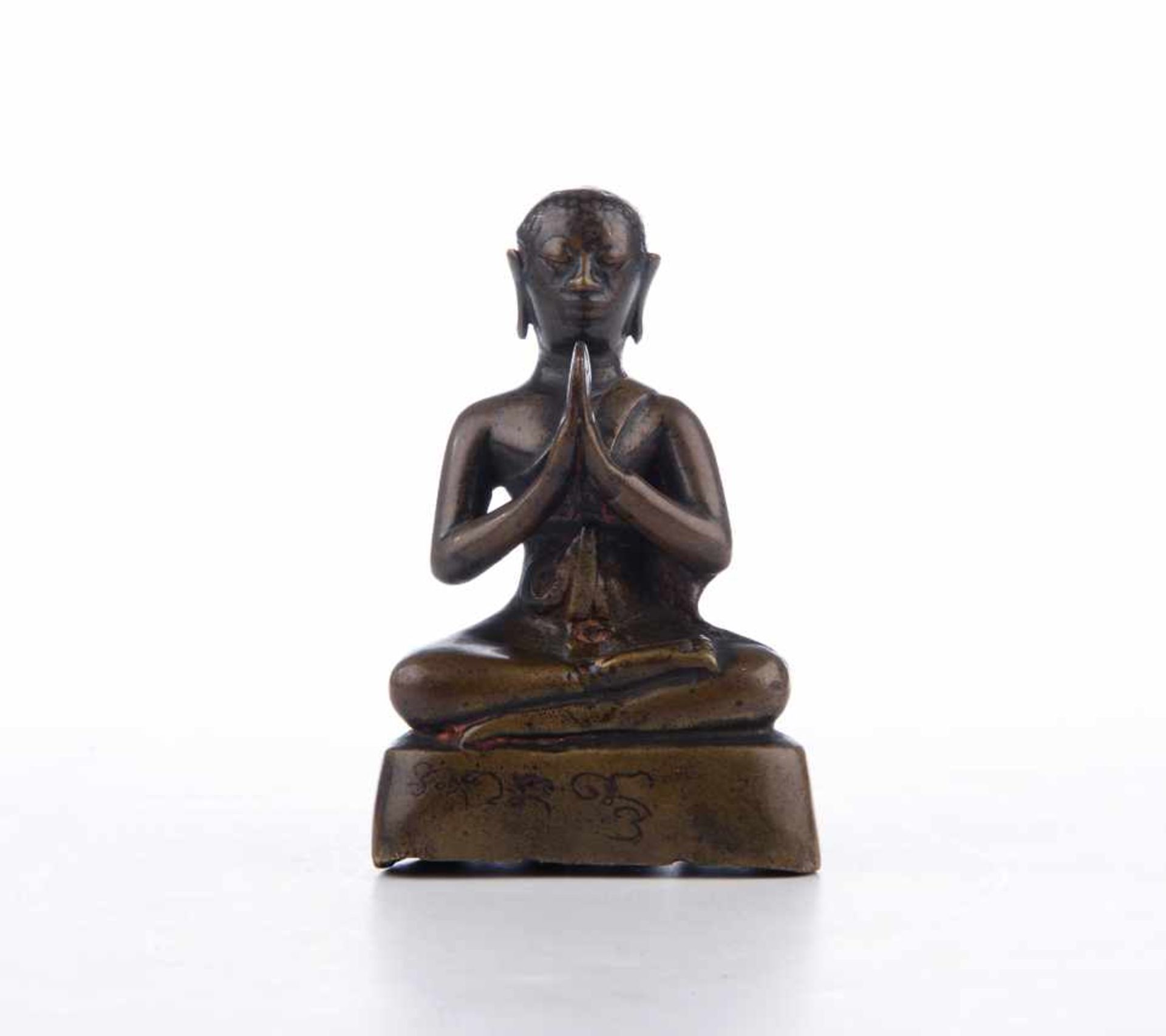 Betender Mönch. Bronze, Tibet / Nepal. Wohl frühes 19. Jahrhundert. Vorderseitig bezeichnet. Maße