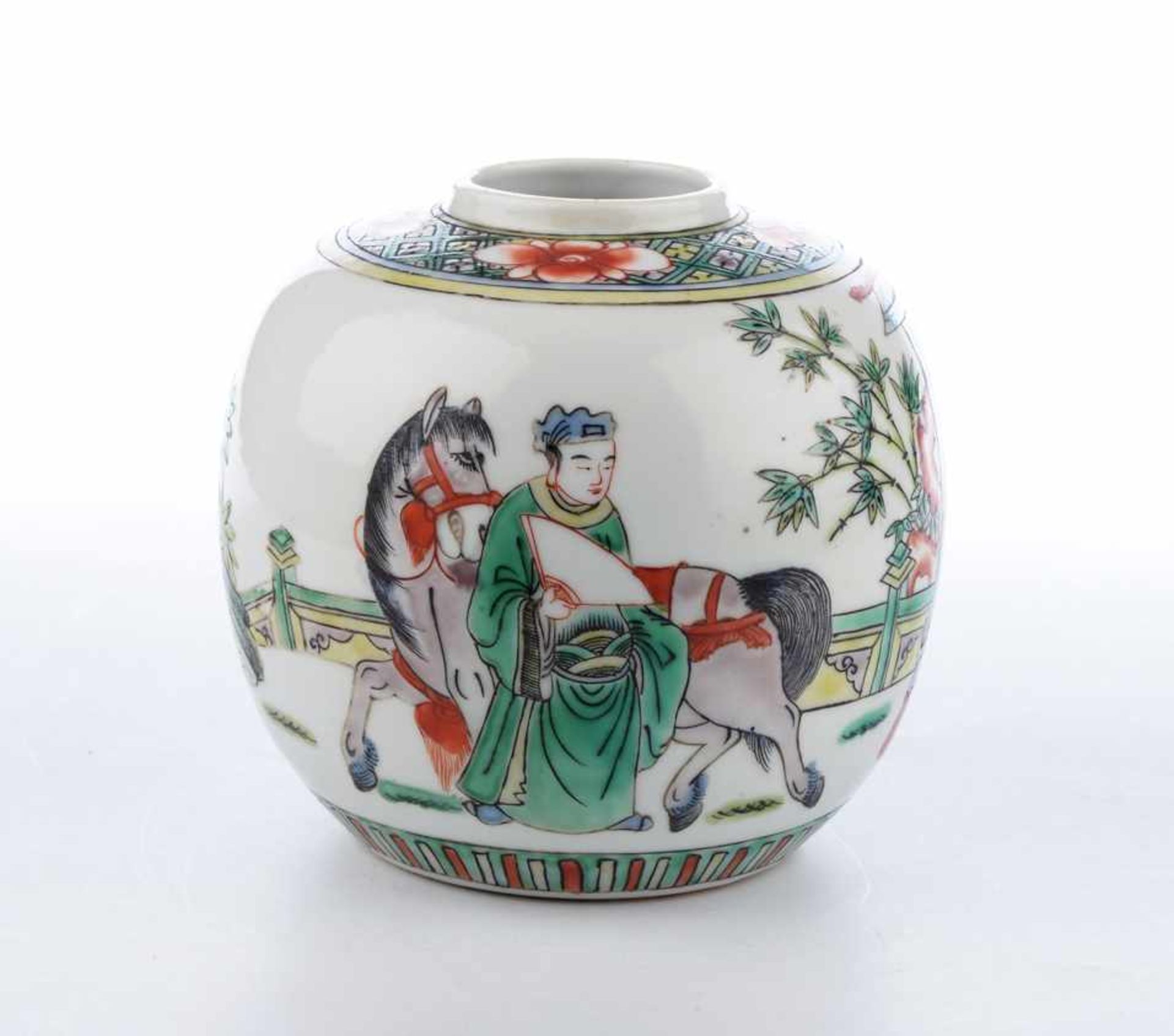 Kleine ovoide Wucai-Vase, China Qing-Dynastie. Palastszene in Schmelzfarben, unsigniert. - Bild 2 aus 3