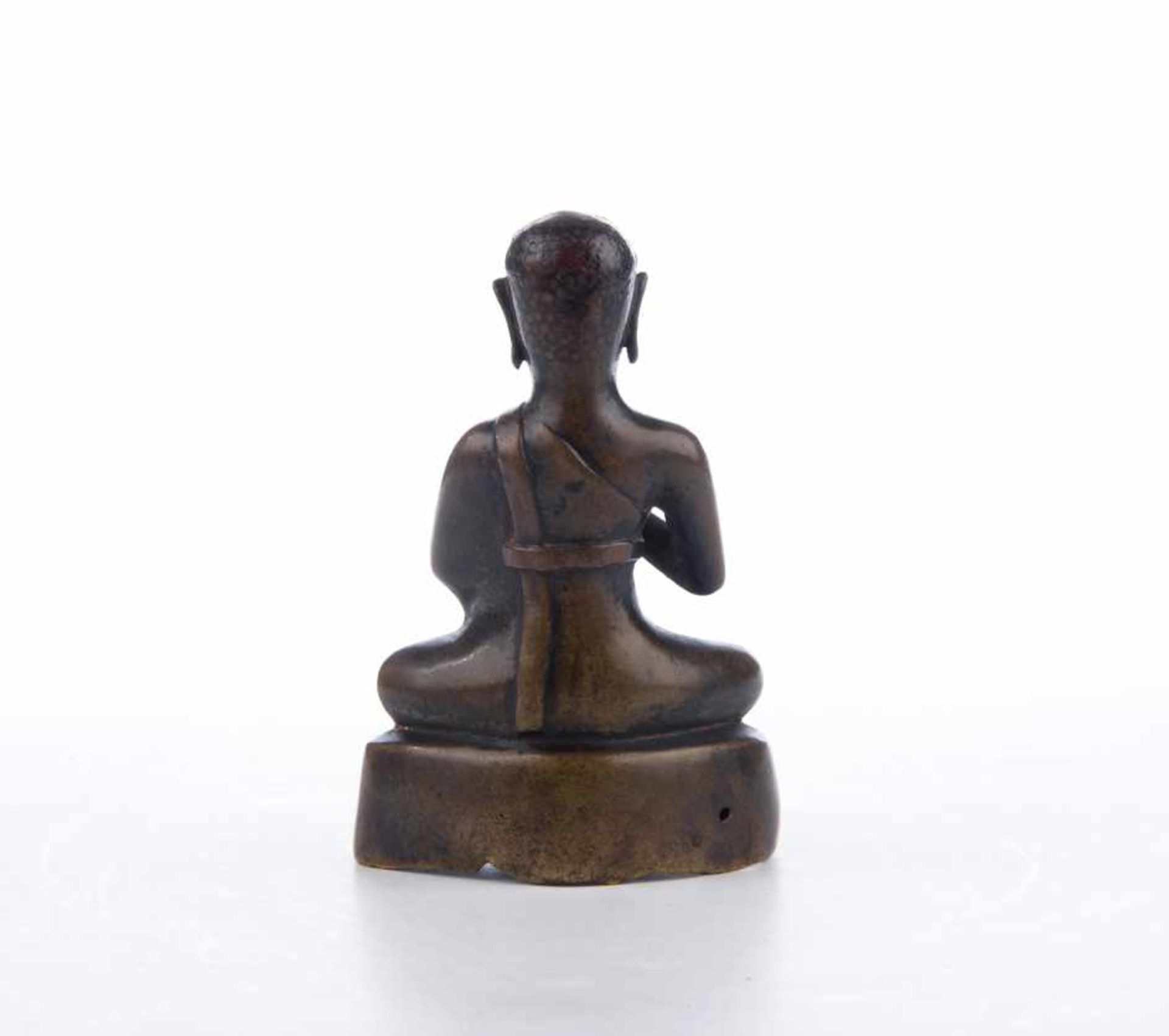 Betender Mönch. Bronze, Tibet / Nepal. Wohl frühes 19. Jahrhundert. Vorderseitig bezeichnet. Maße - Bild 3 aus 3