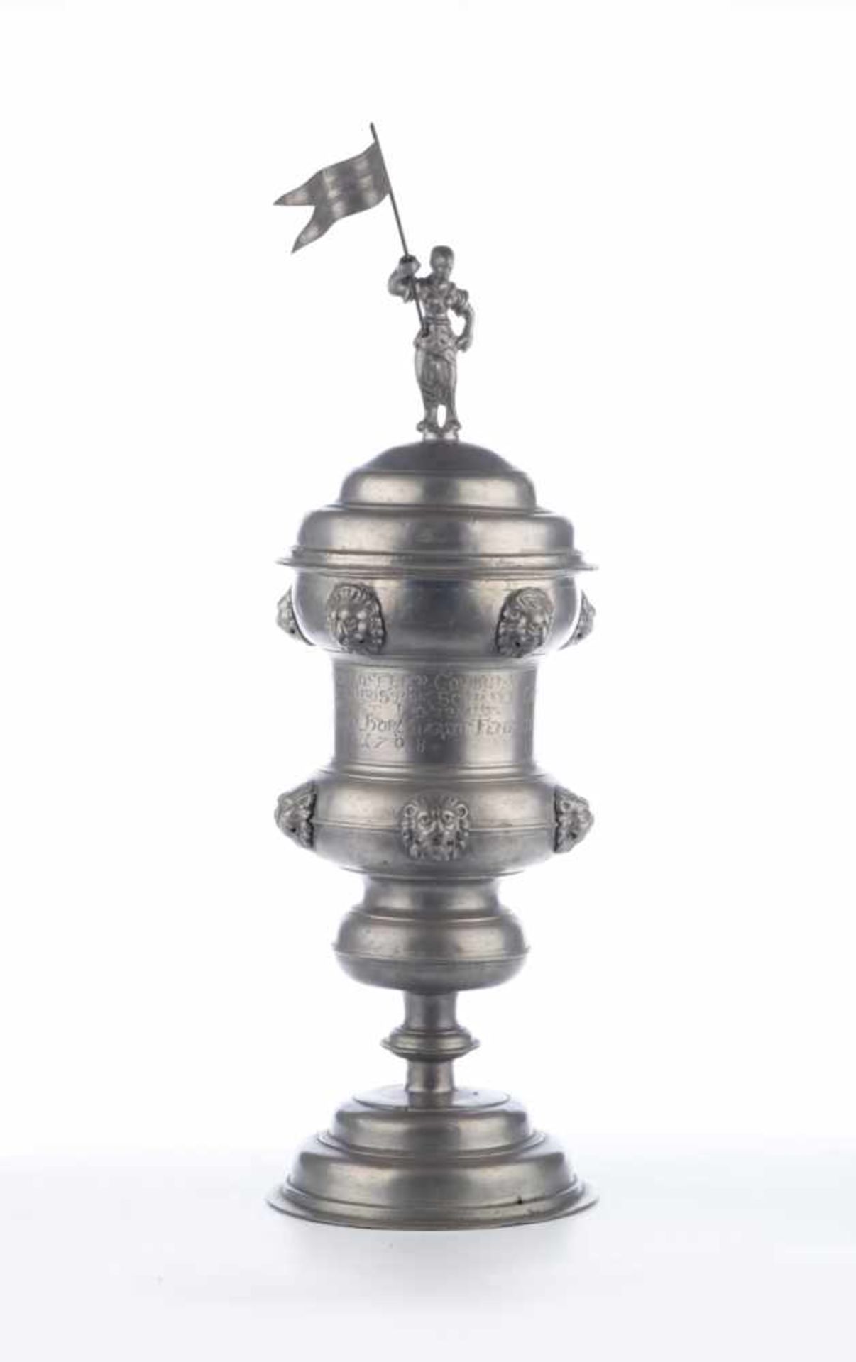 Willkomm. Zinnpokal mit Fähnrich, datiert 1708. Umlaufend aufgesetzte Löwenköpfe, Gravur von 4