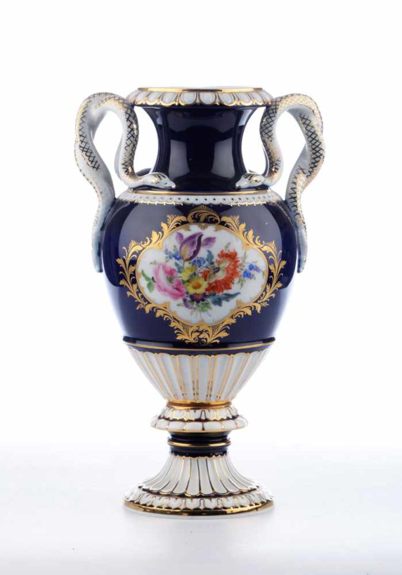 Meissen, Schlangenhenkelvase. Kobaltblau und Gold, 1 Kartusche mit Blumenbouquet. Blaue