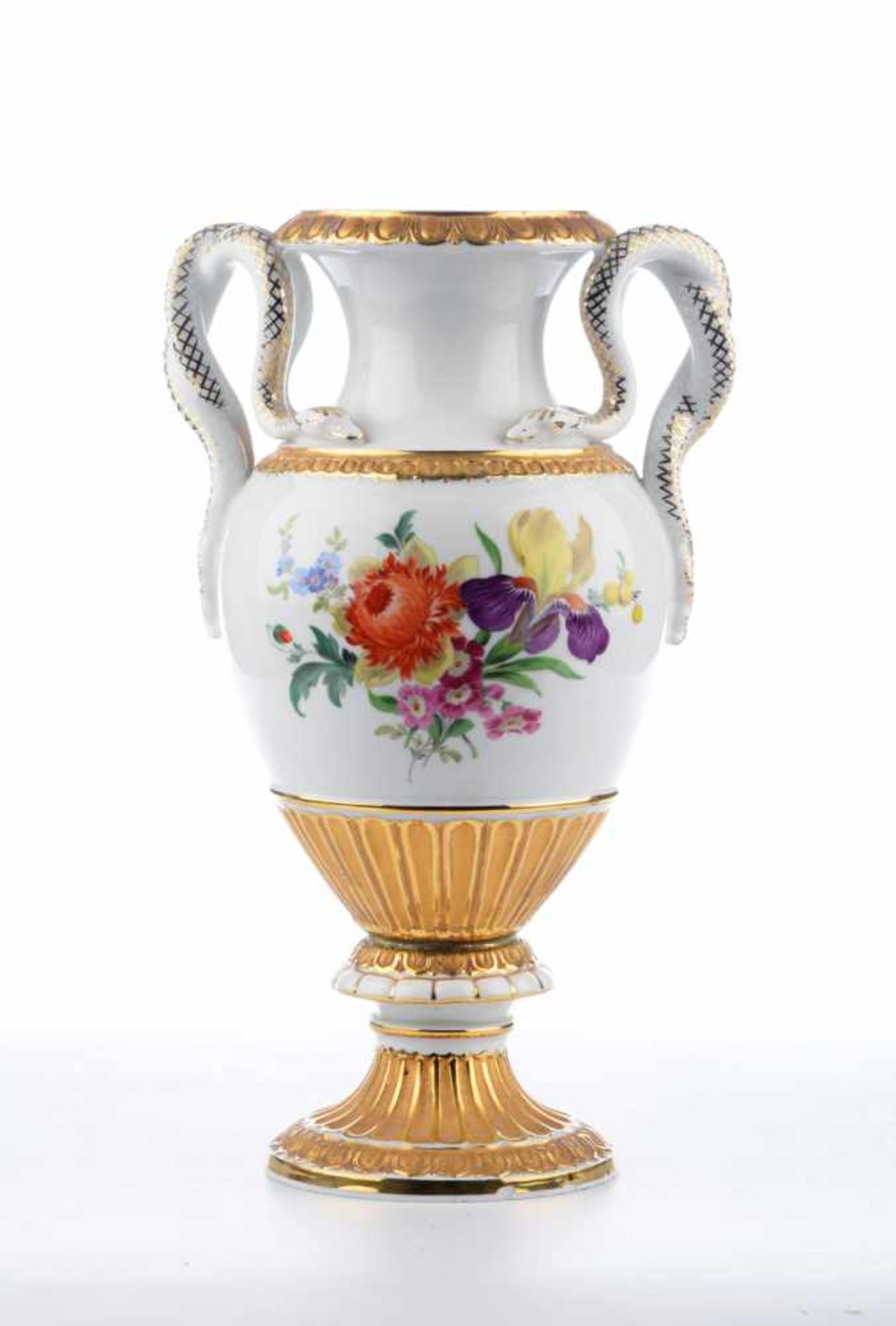 Meissen, Schlangenhenkelvase. Goldbronze und Blumenmalerei. Blaue Schwertermarke unterglasur, 1