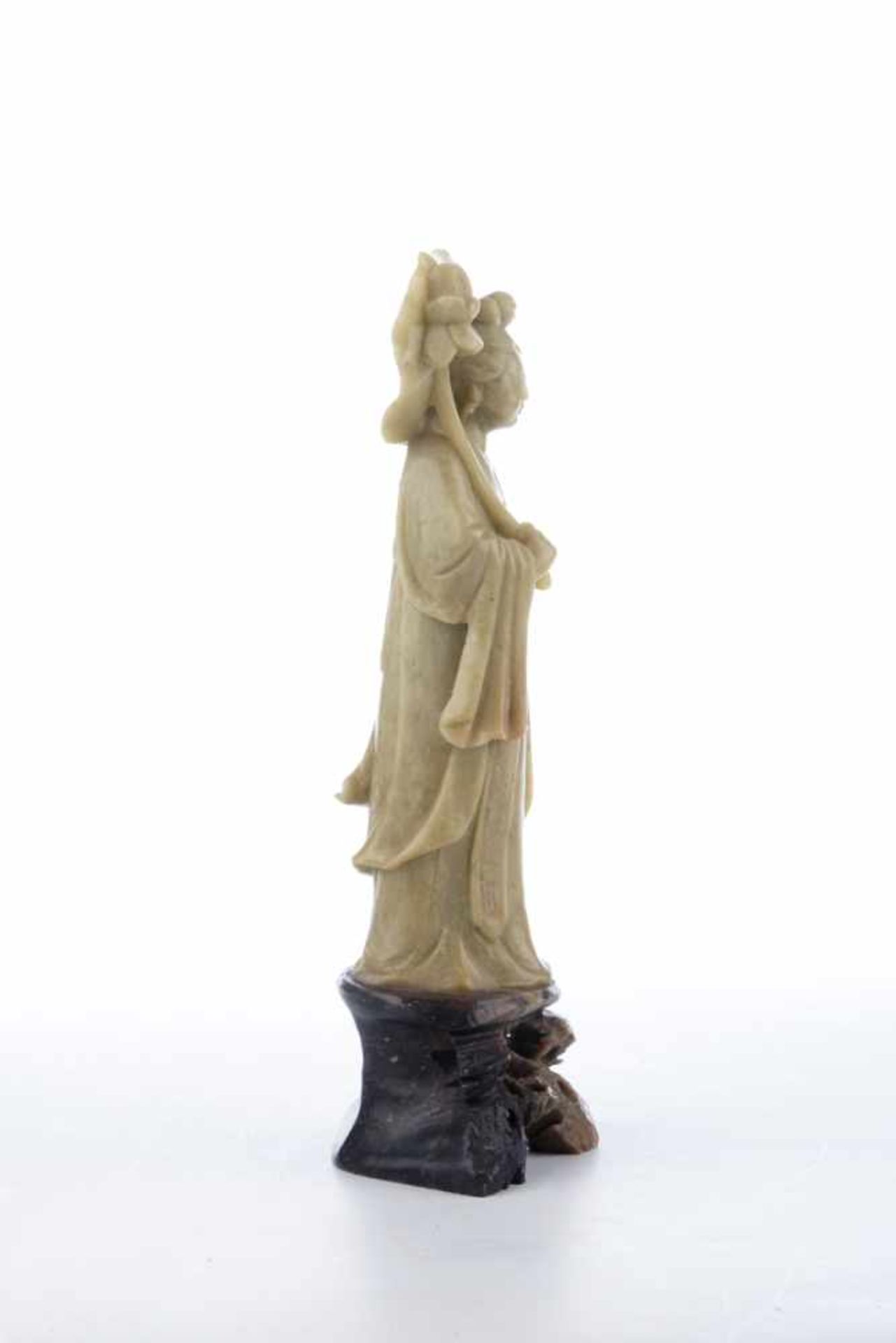 Stehende Guanyin mit Lotusschirm. Speckstein, China, wohl spätes Qing. Höhe ca. 21,5 cm, Stand 6,5 x - Bild 3 aus 5