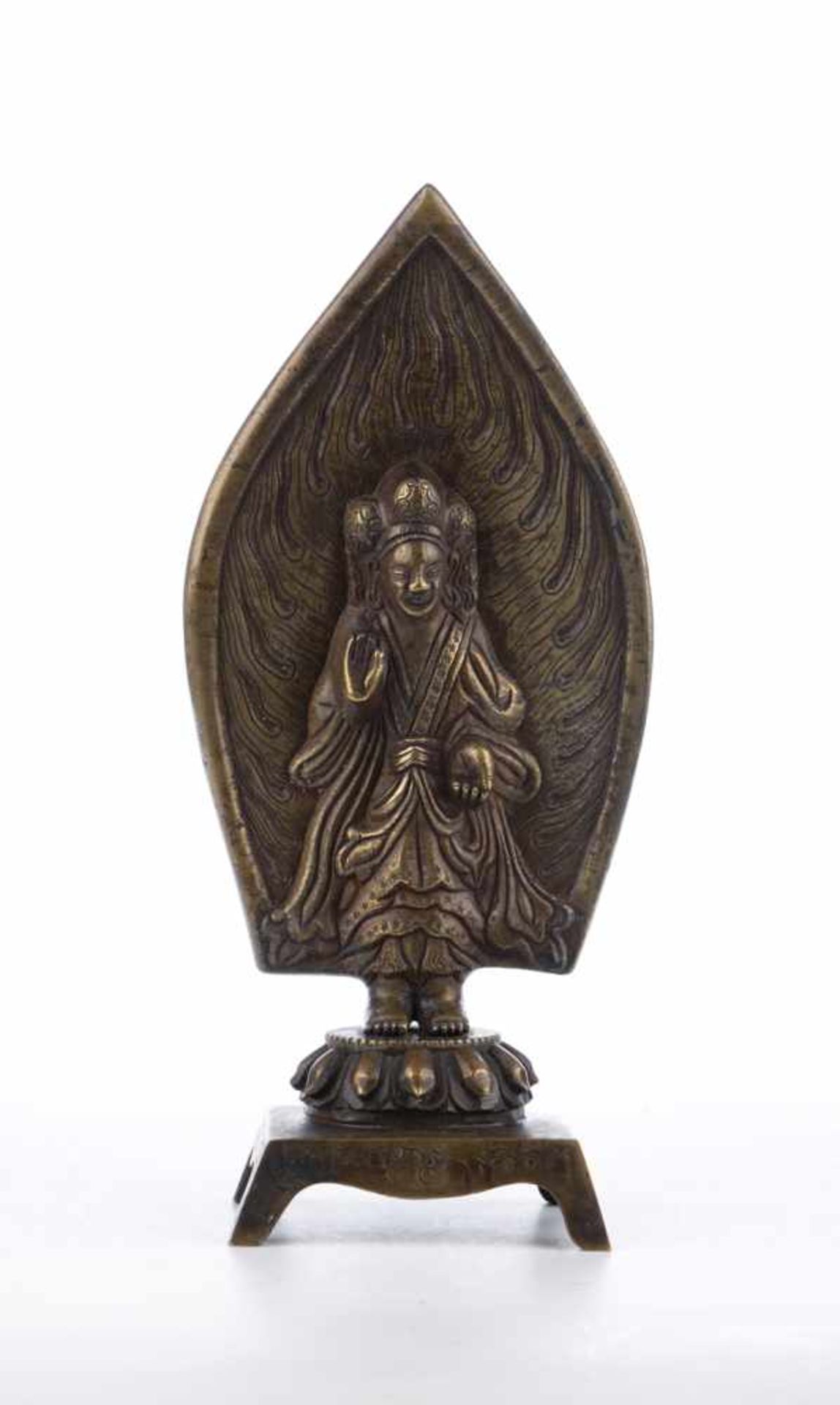 Gottheit mit Flammen-Aureole, auf Lotussockel stehend, eine Schutz-Mudra zeigend. Wohl China,
