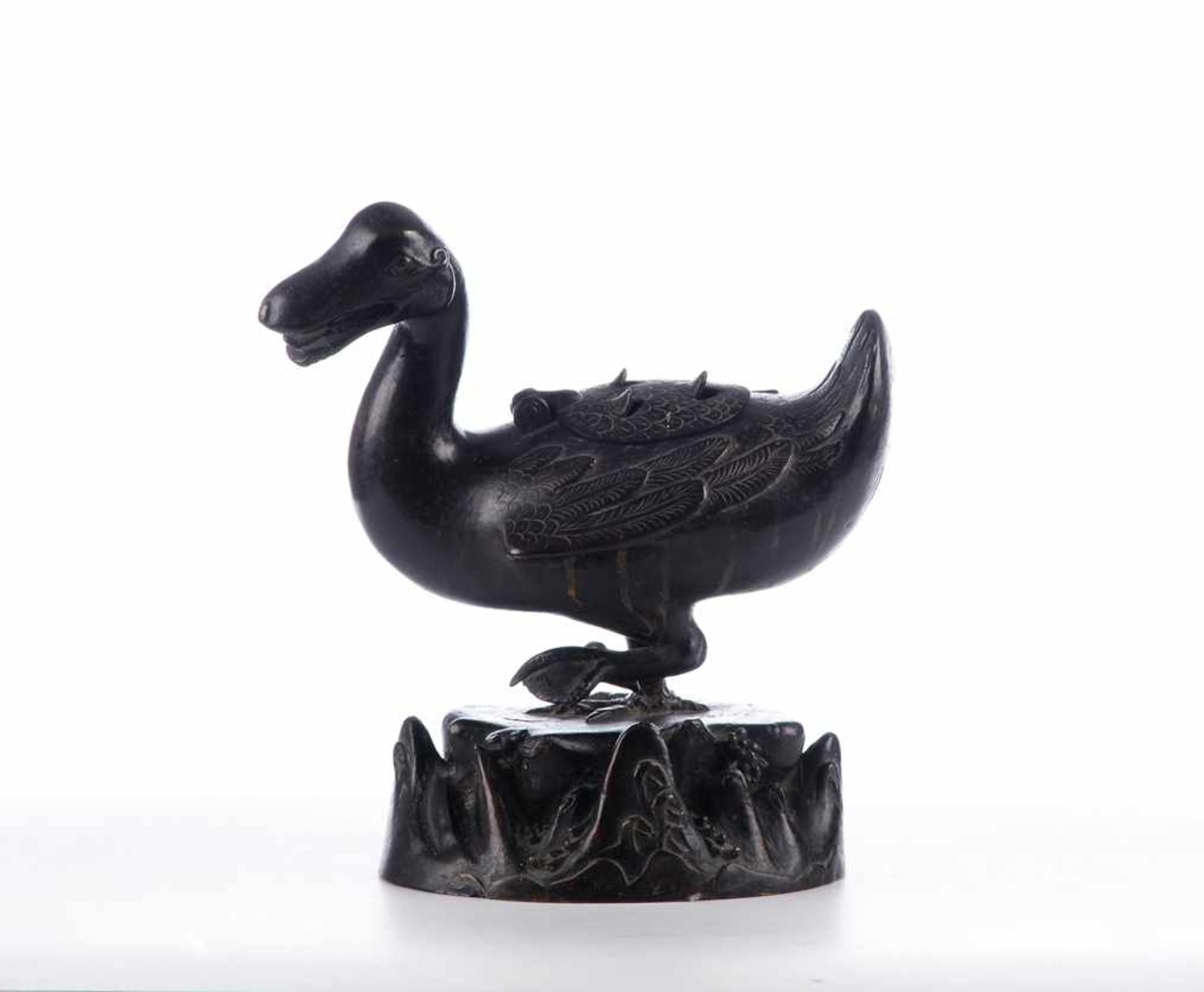 Räuchergefäß. Asiatika, Japan. Gehende Ente, Bronze, dunkel patiniert, 19. Jahrhundert. Am Fuß