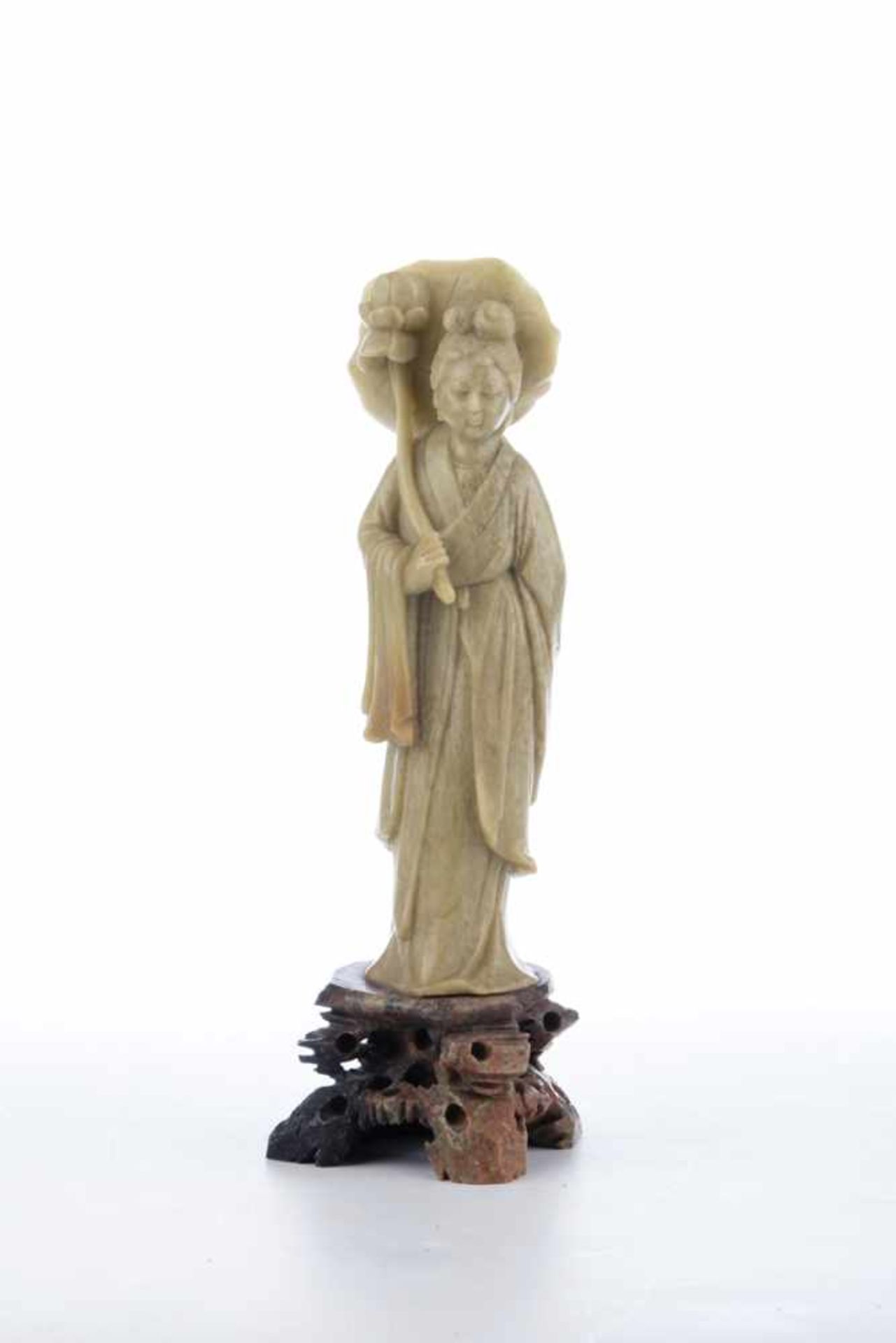 Stehende Guanyin mit Lotusschirm. Speckstein, China, wohl spätes Qing. Höhe ca. 21,5 cm, Stand 6,5 x