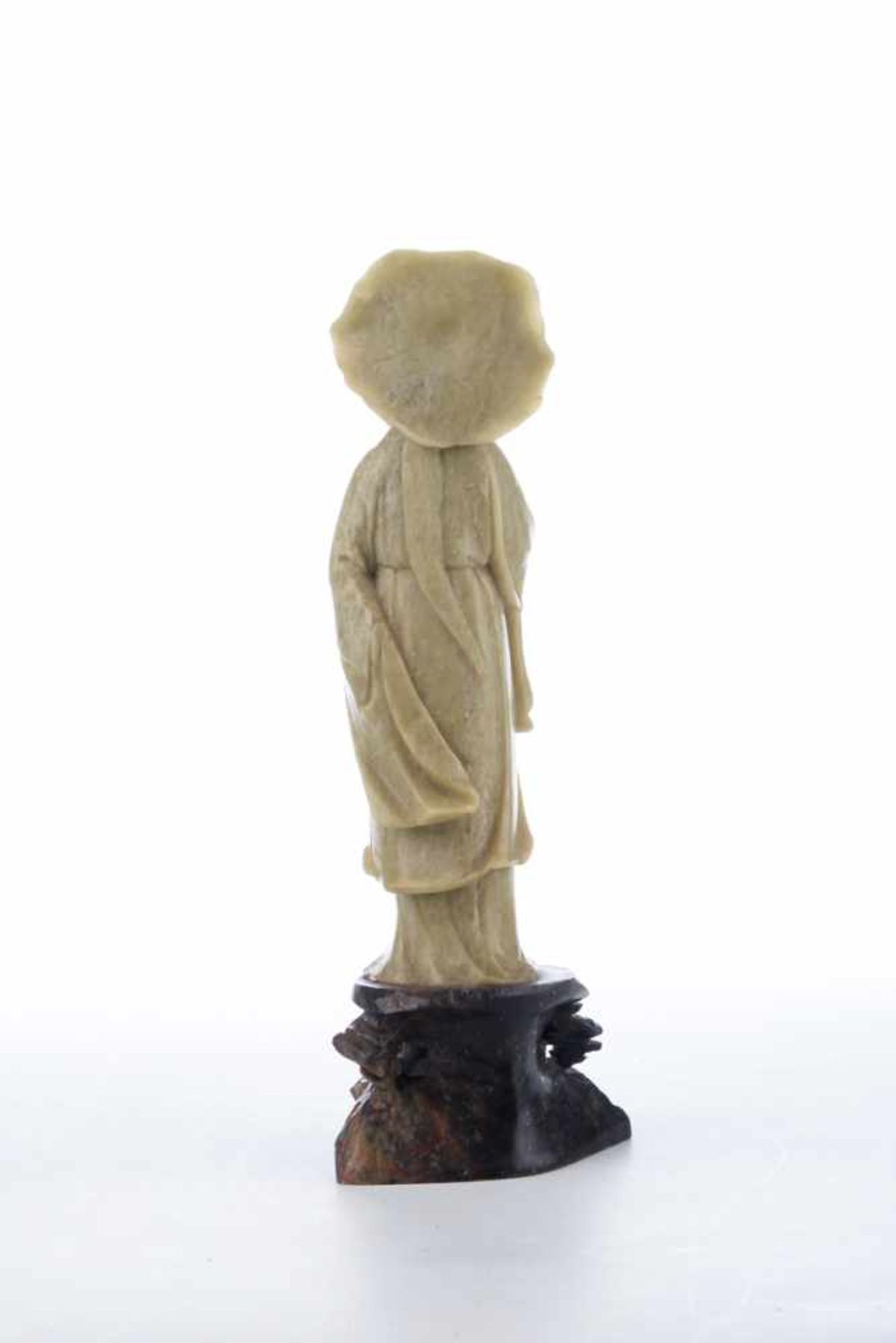 Stehende Guanyin mit Lotusschirm. Speckstein, China, wohl spätes Qing. Höhe ca. 21,5 cm, Stand 6,5 x - Bild 4 aus 5