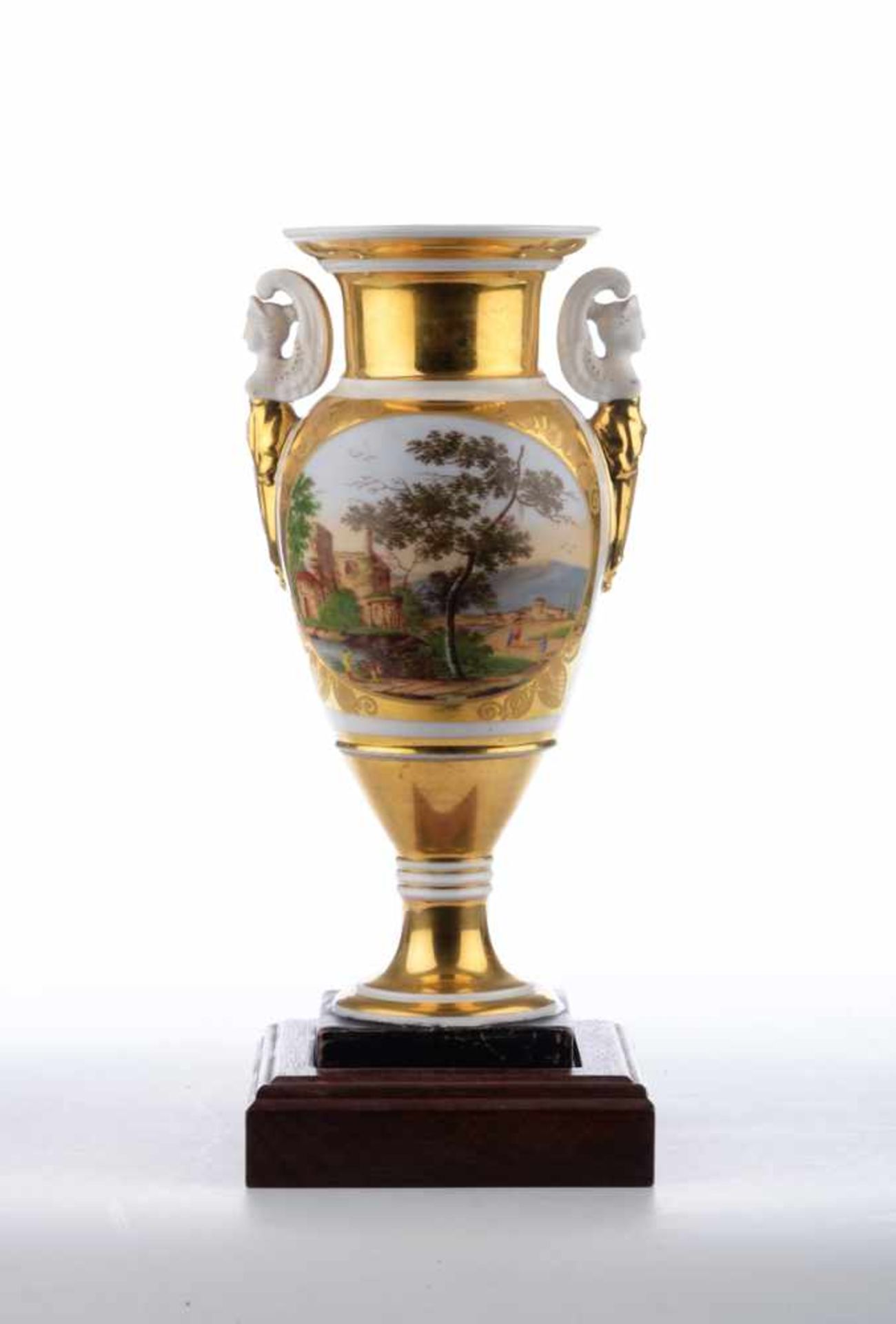 Amphorenvase um 1840, Handhaben in Seraphim-Form. Kartuschen mit polychromer Biedermeierlandschaft