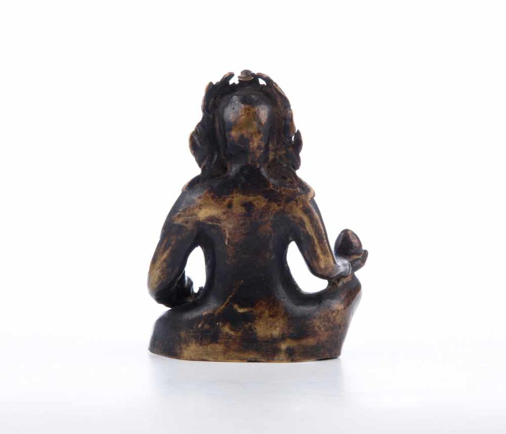 Sitzende Gottheit mit Attributen. China, 18. Jahrhundert. Höhe ca. 12,5 cm, Stand 9 x 6 cm. - Bild 3 aus 5
