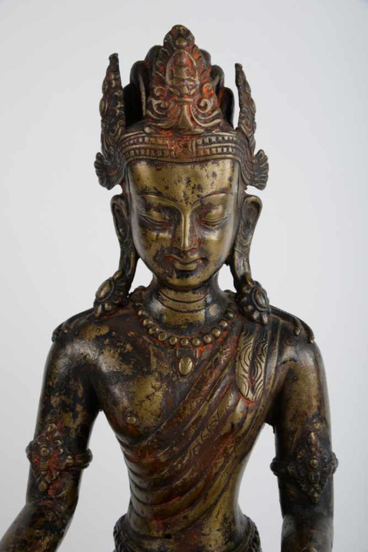 Bodhisattva mit Mudra der Erdberührung 20. Jahrhundert, Bronze, teilweise geschwärzt und Reste von - Bild 13 aus 18