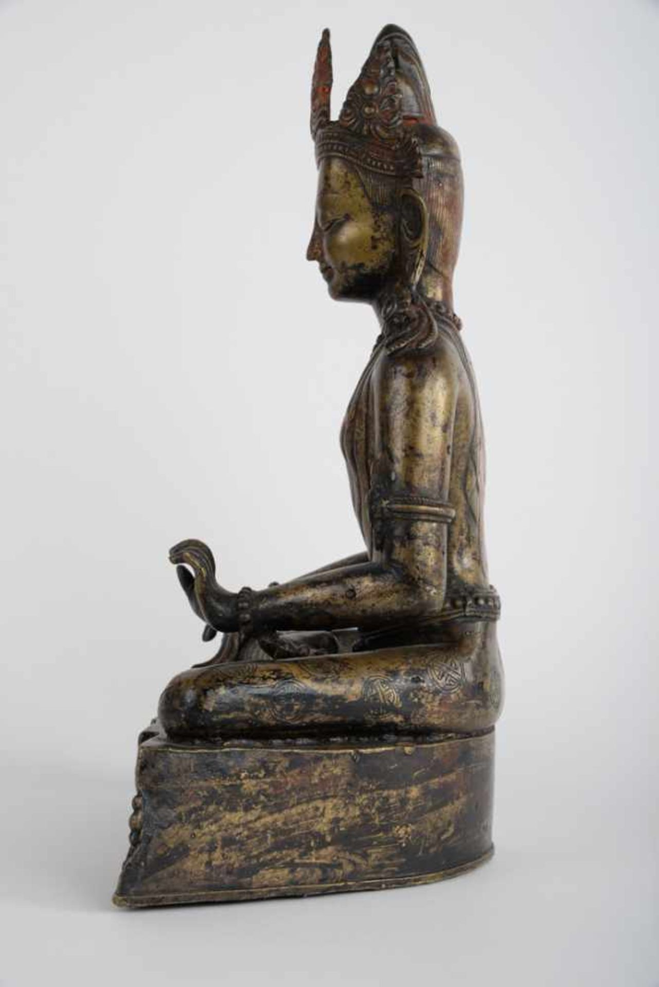 Bodhisattva mit Mudra der Erdberührung 20. Jahrhundert, Bronze, teilweise geschwärzt und Reste von - Bild 11 aus 18