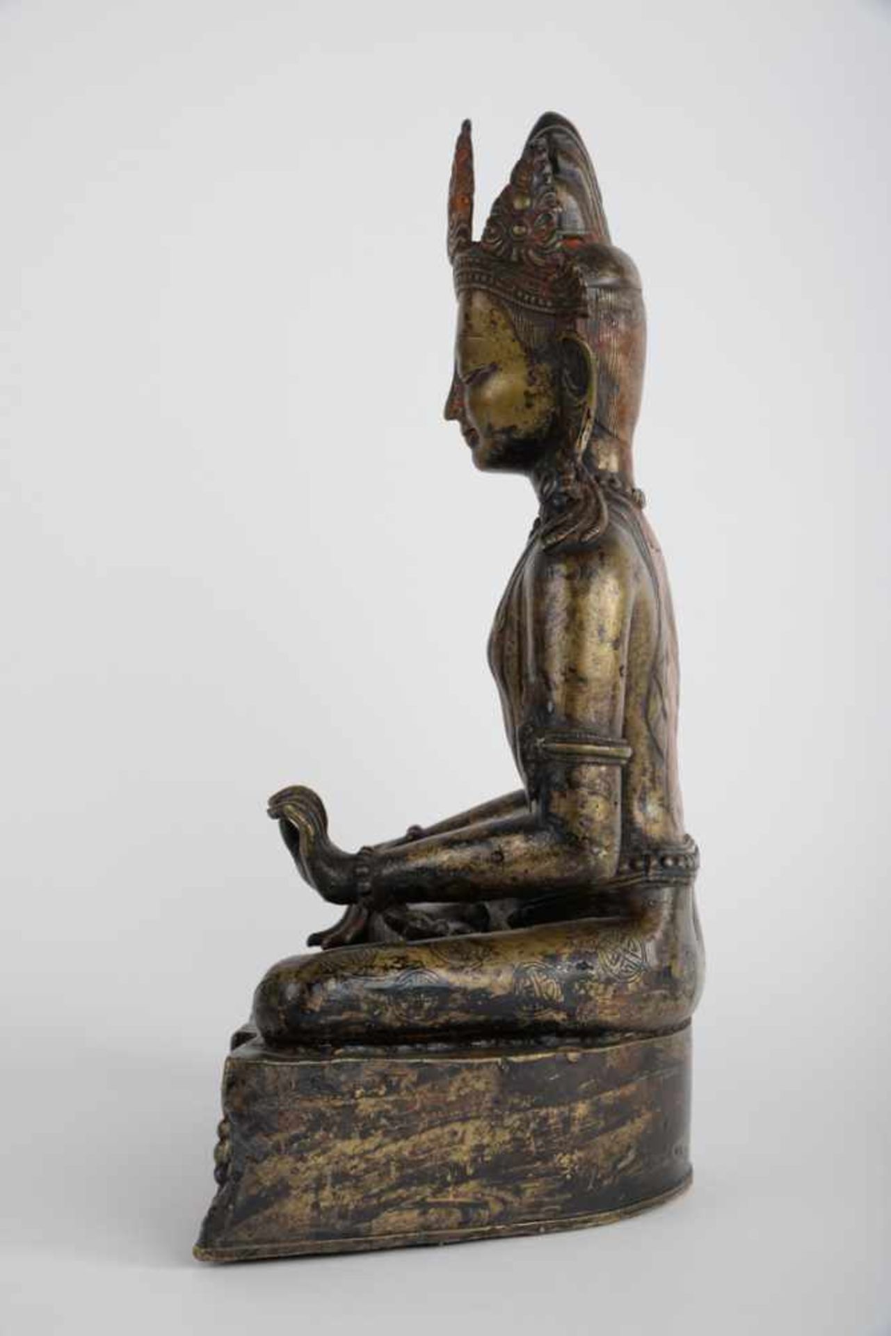 Bodhisattva mit Mudra der Erdberührung 20. Jahrhundert, Bronze, teilweise geschwärzt und Reste von - Bild 10 aus 18