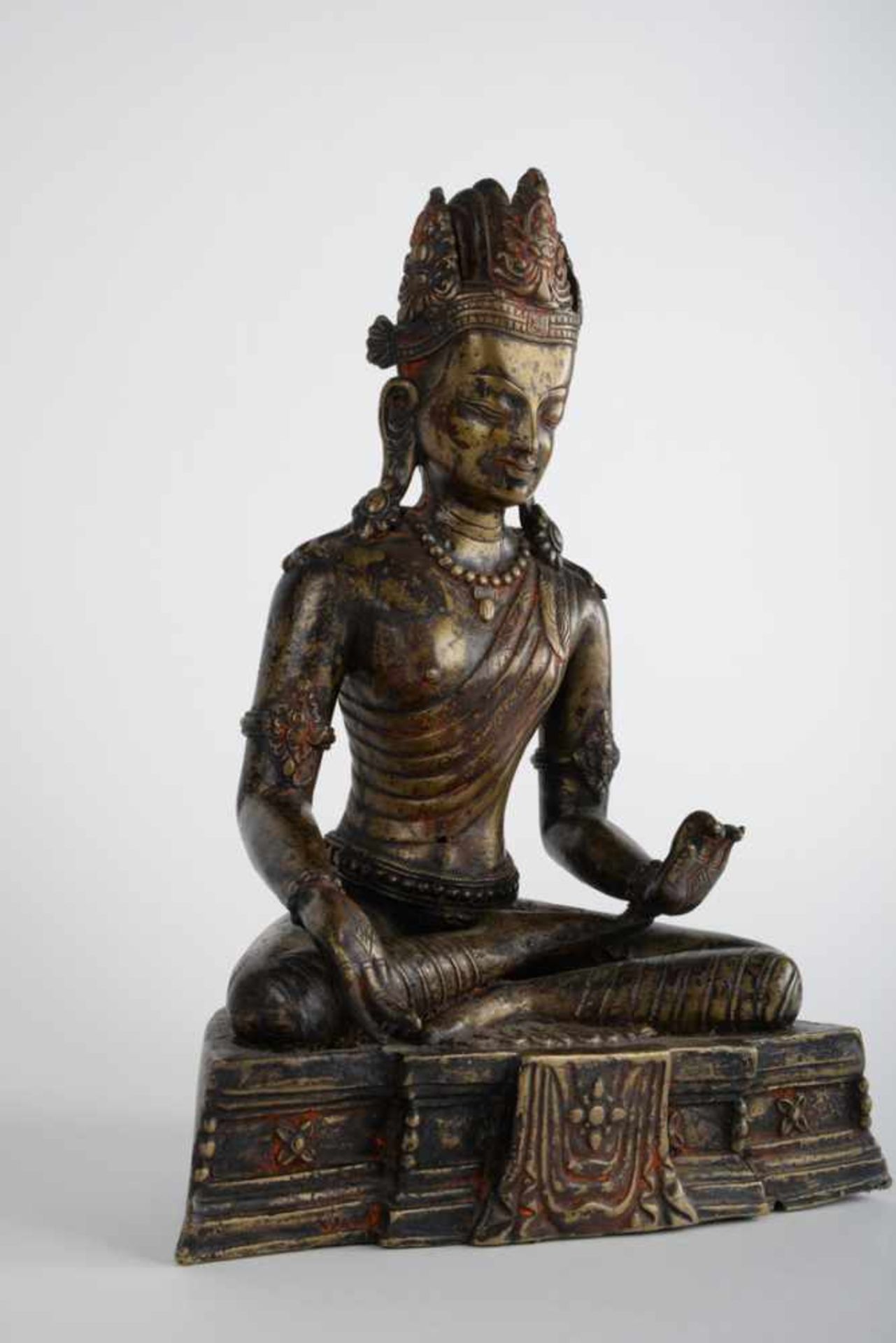 Bodhisattva mit Mudra der Erdberührung 20. Jahrhundert, Bronze, teilweise geschwärzt und Reste von - Bild 12 aus 18