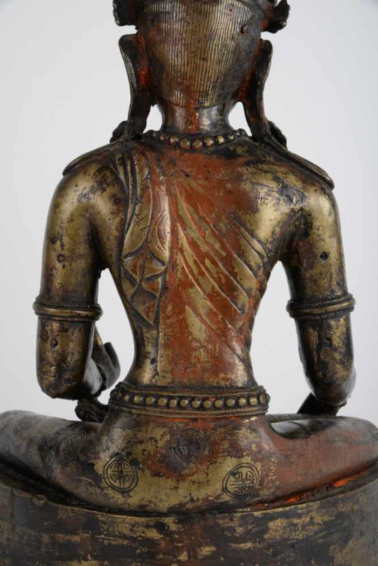 Bodhisattva mit Mudra der Erdberührung 20. Jahrhundert, Bronze, teilweise geschwärzt und Reste von - Bild 16 aus 18