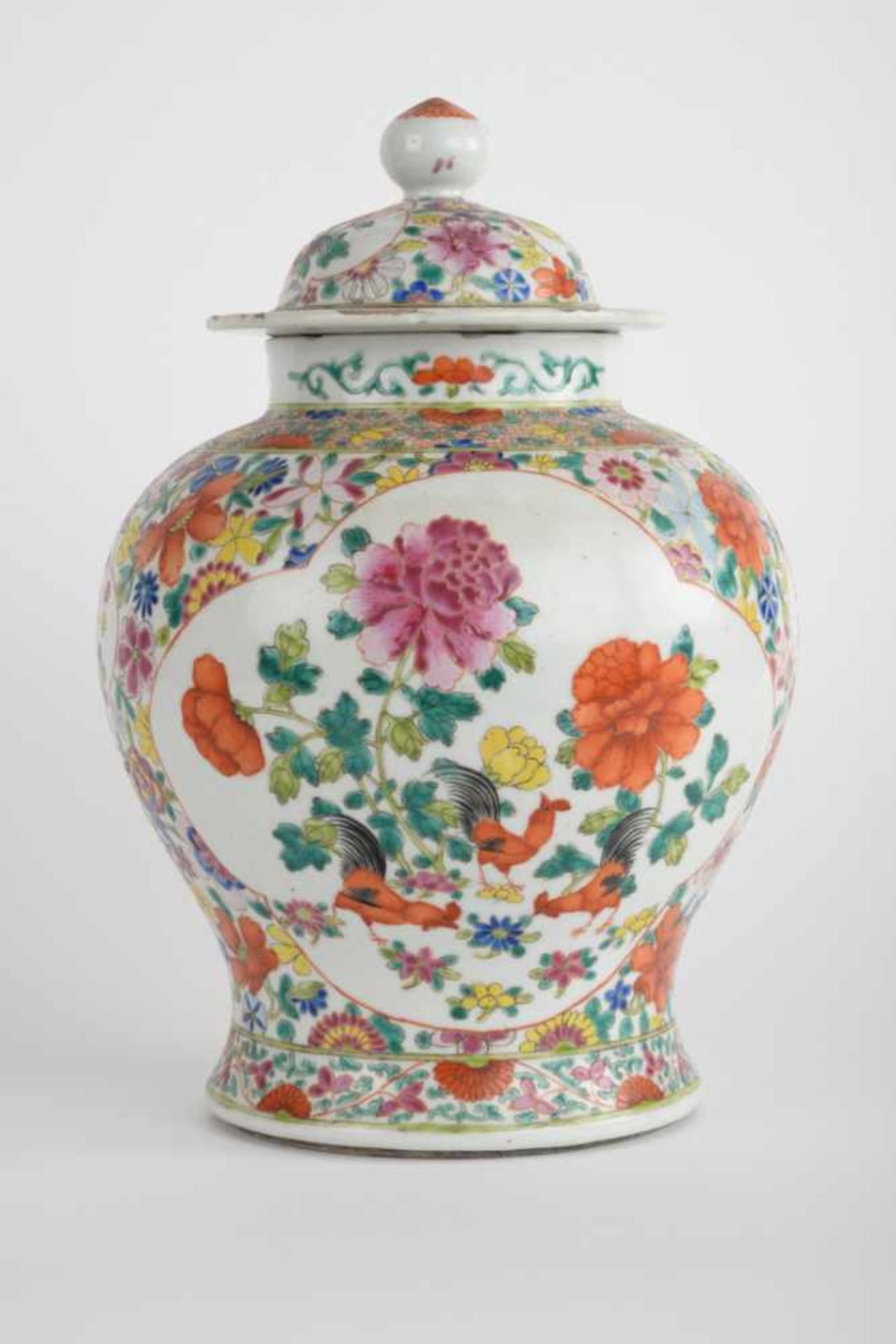 Bauchige Vase / Deckelvase. China, blaue Kangxi-Marke, Datierung Chien Lung. Bemalung in - Bild 14 aus 22