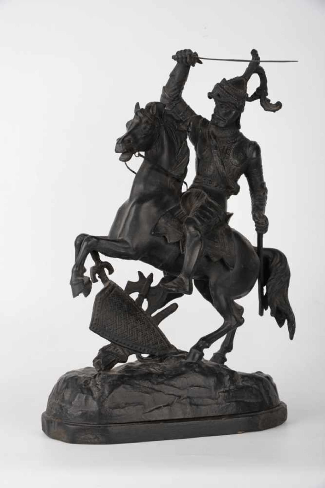 Kämpfende Ritter zu Pferde. Antike Skulpturen, Gegenstücke um 1880, Zinkguß geschwärzt.