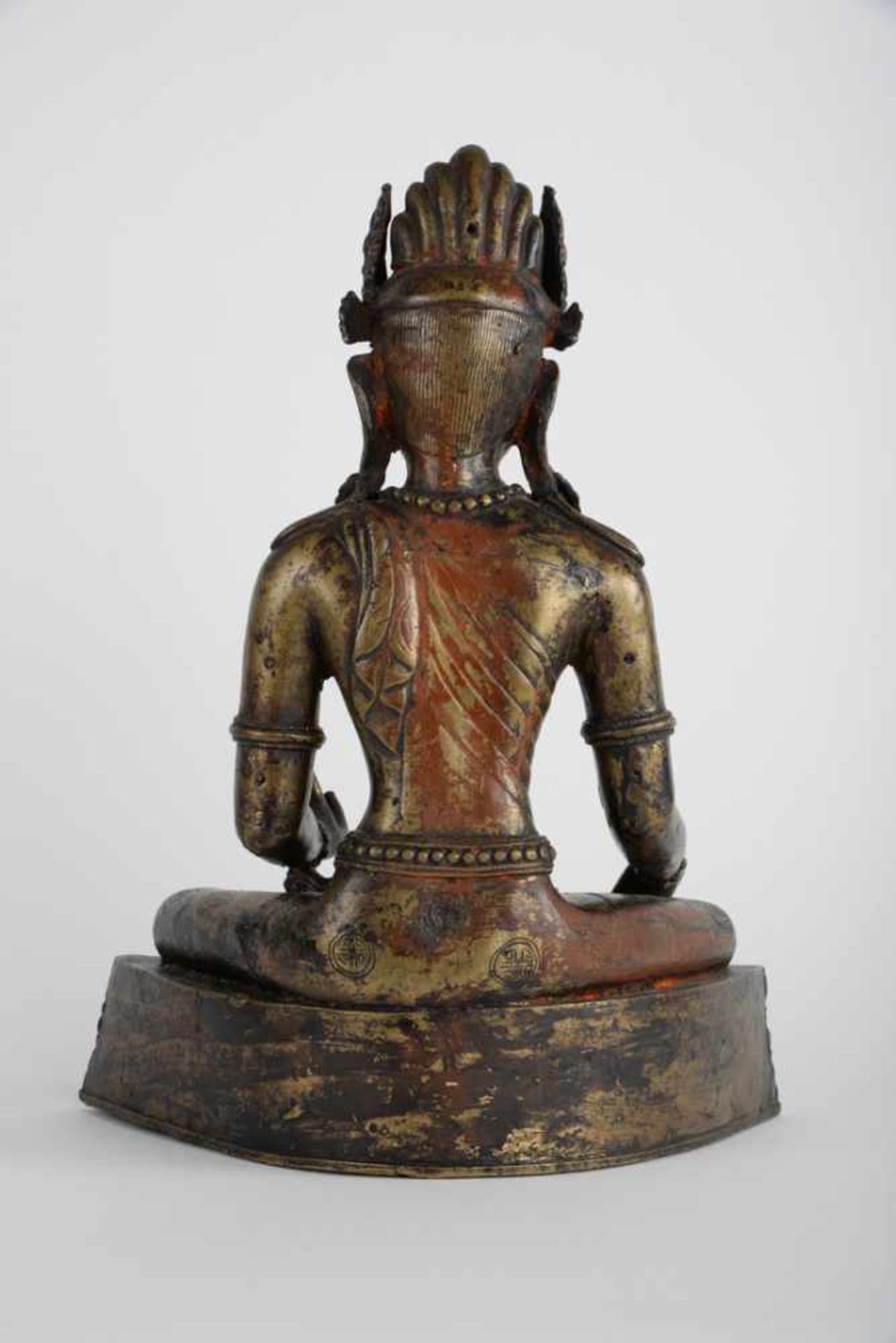 Bodhisattva mit Mudra der Erdberührung 20. Jahrhundert, Bronze, teilweise geschwärzt und Reste von - Bild 7 aus 18