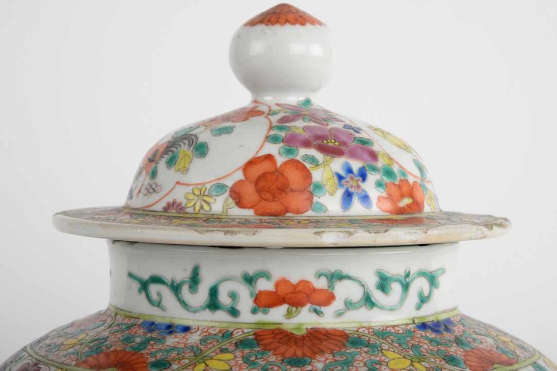 Bauchige Vase / Deckelvase. China, blaue Kangxi-Marke, Datierung Chien Lung. Bemalung in - Bild 4 aus 22