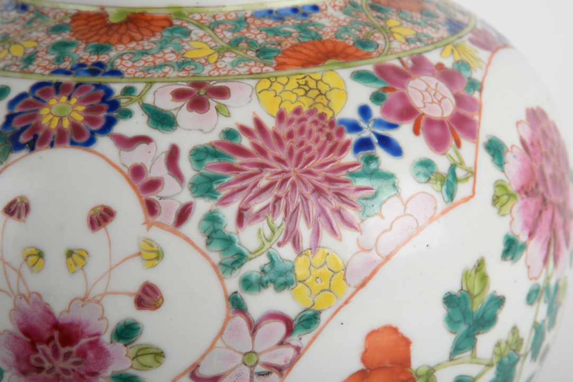 Bauchige Vase / Deckelvase. China, blaue Kangxi-Marke, Datierung Chien Lung. Bemalung in - Bild 11 aus 22