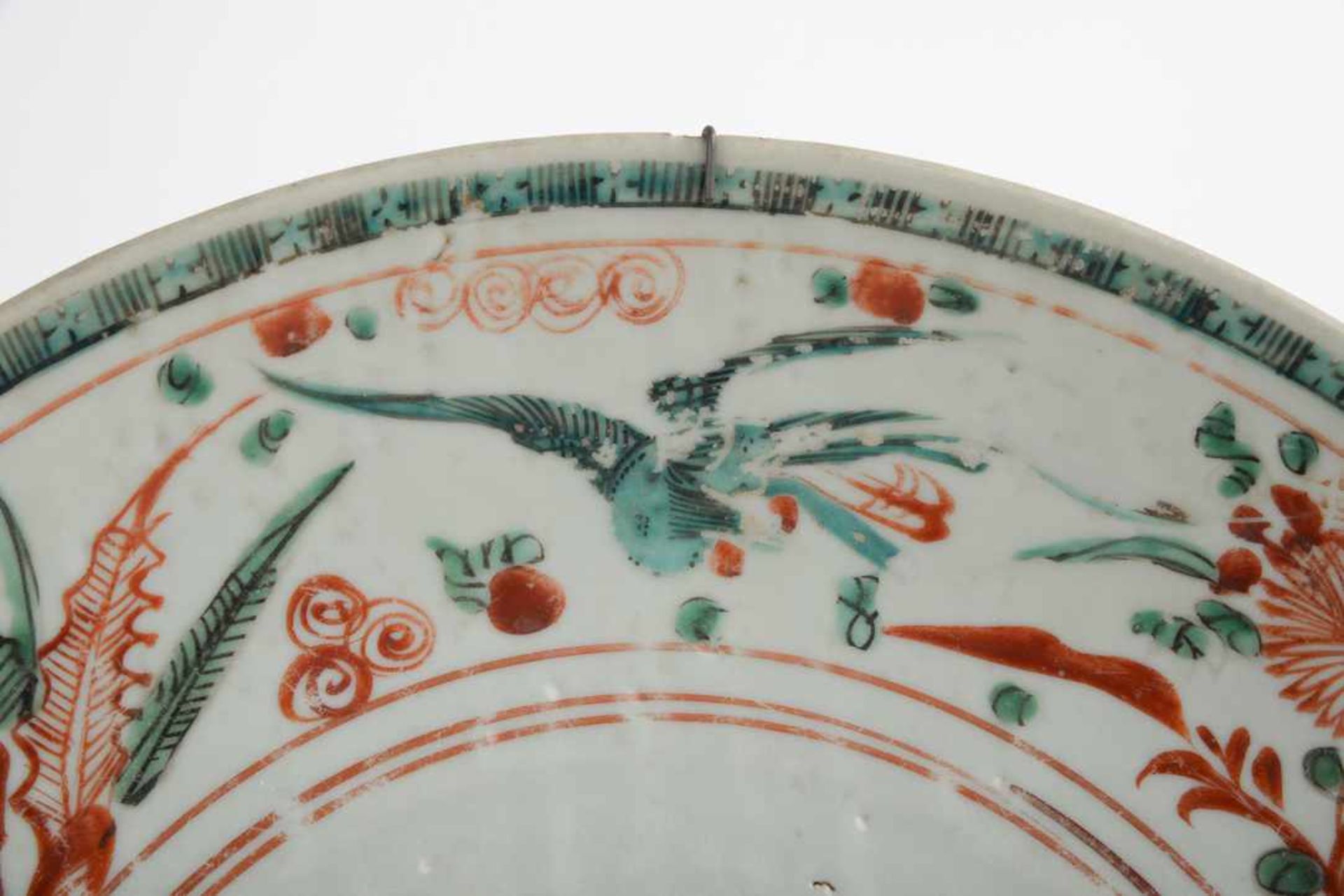 Swatow Ware Ming-Dynastie, 17. Jahrhundert. Große Schale, Seladon-Glasur, 3-Farben Malerei in - Bild 6 aus 7