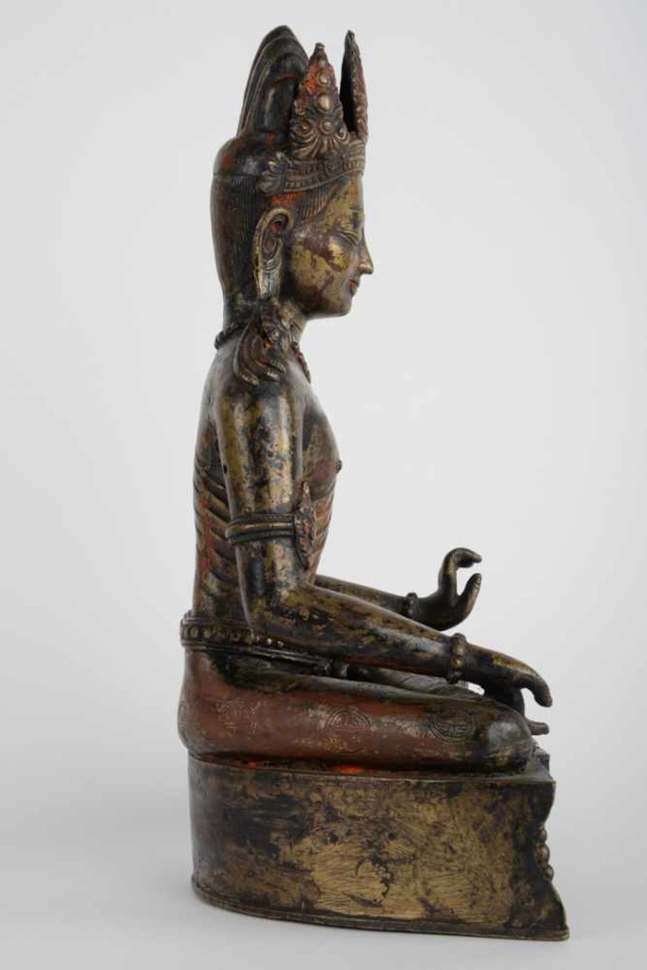 Bodhisattva mit Mudra der Erdberührung 20. Jahrhundert, Bronze, teilweise geschwärzt und Reste von - Bild 17 aus 18