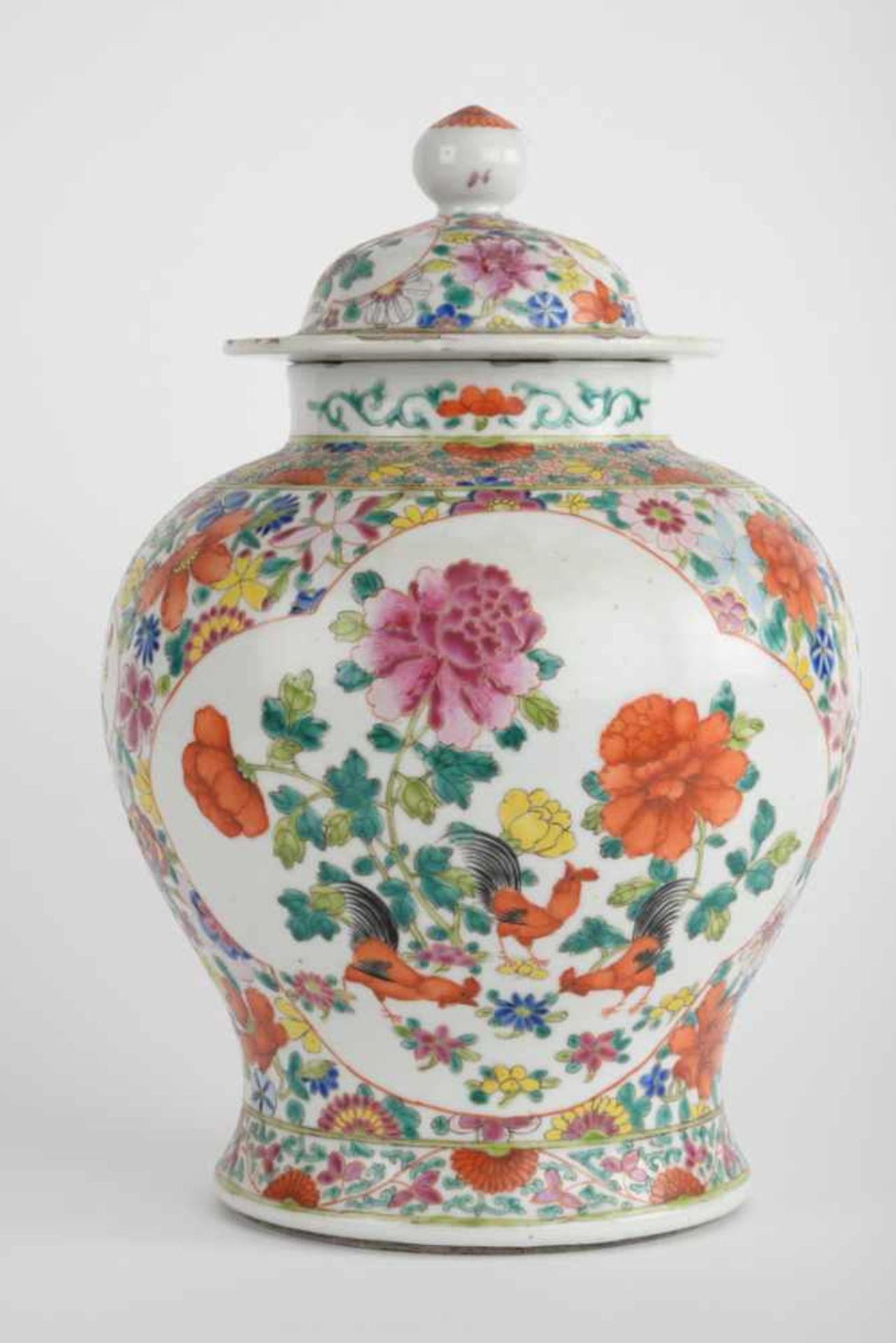 Bauchige Vase / Deckelvase. China, blaue Kangxi-Marke, Datierung Chien Lung. Bemalung in - Bild 12 aus 22