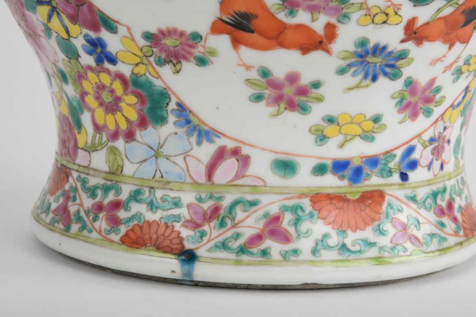 Bauchige Vase / Deckelvase. China, blaue Kangxi-Marke, Datierung Chien Lung. Bemalung in - Bild 3 aus 22