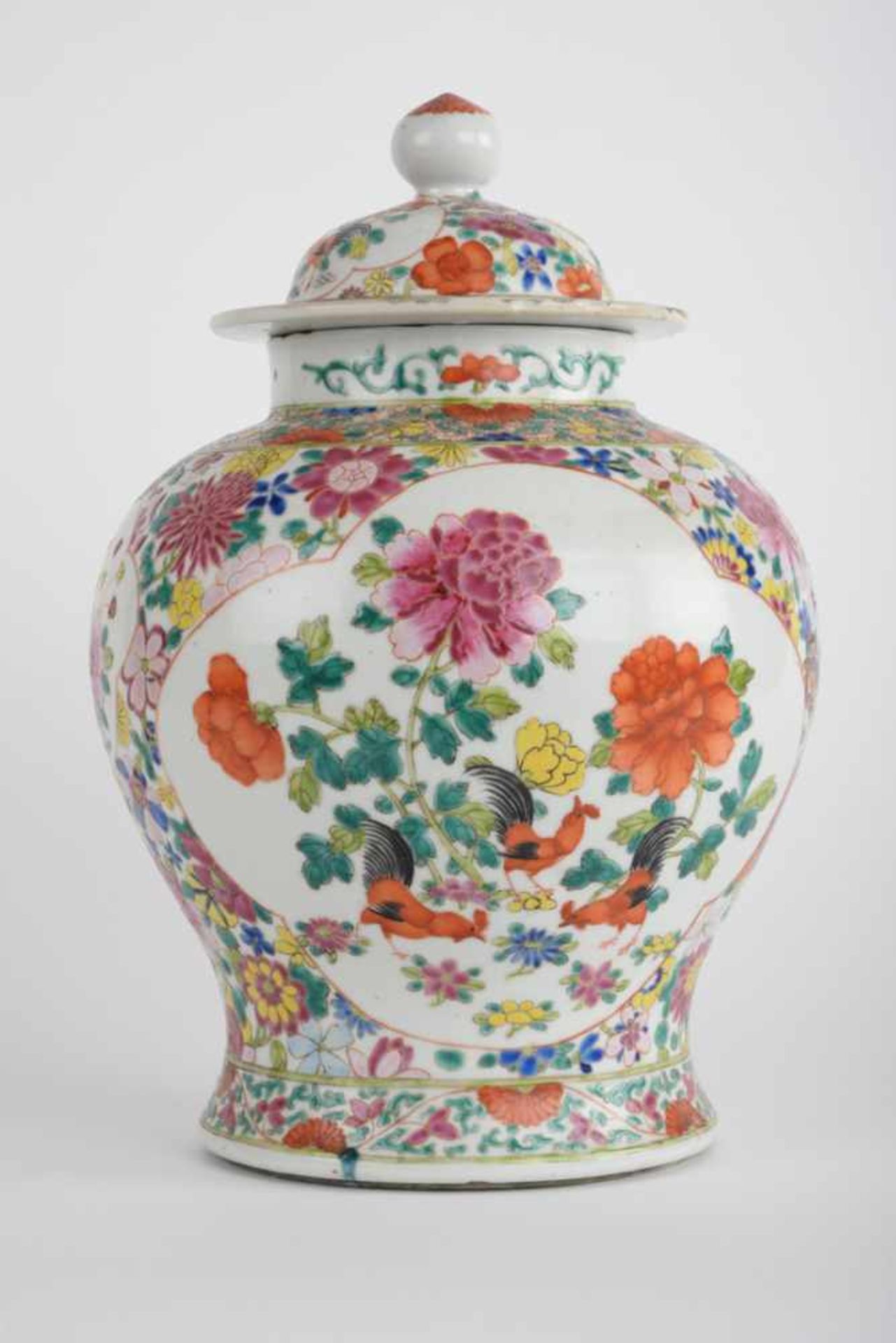 Bauchige Vase / Deckelvase. China, blaue Kangxi-Marke, Datierung Chien Lung. Bemalung in