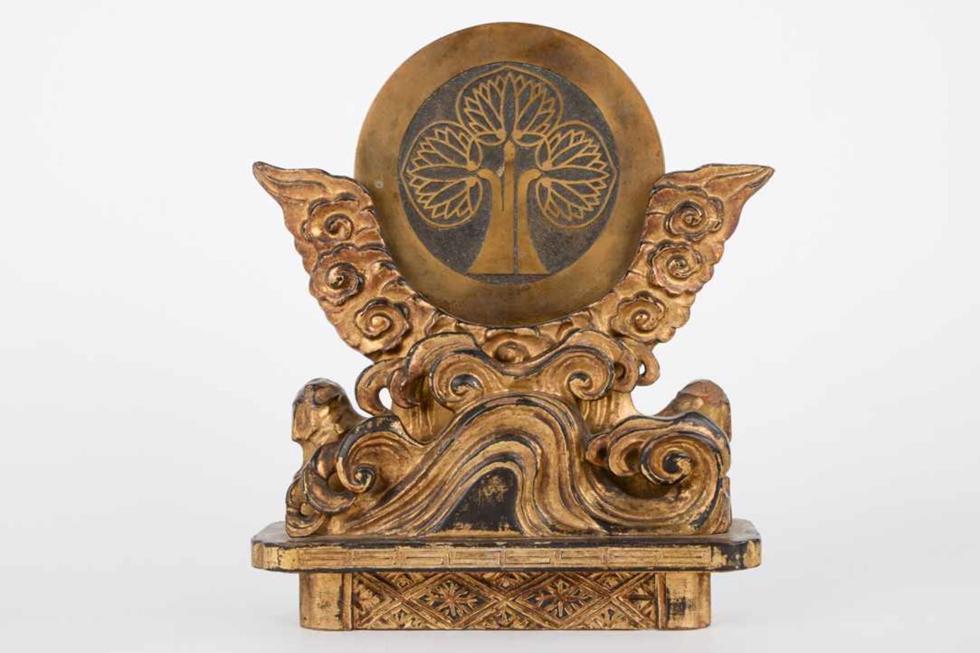 Tokugawa-Wappen, Handspiegel. Japan, wohl Edo-Periode. Holz vergoldet und Bronze versilbert.