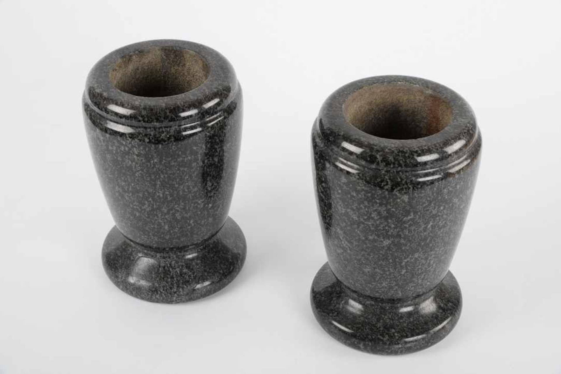 Paarige Granitvasen, Marmoroptik. Massive und schwere Vasen / Urnen, 20. Jahrhundert. Höhe ca. 23 - Bild 2 aus 7