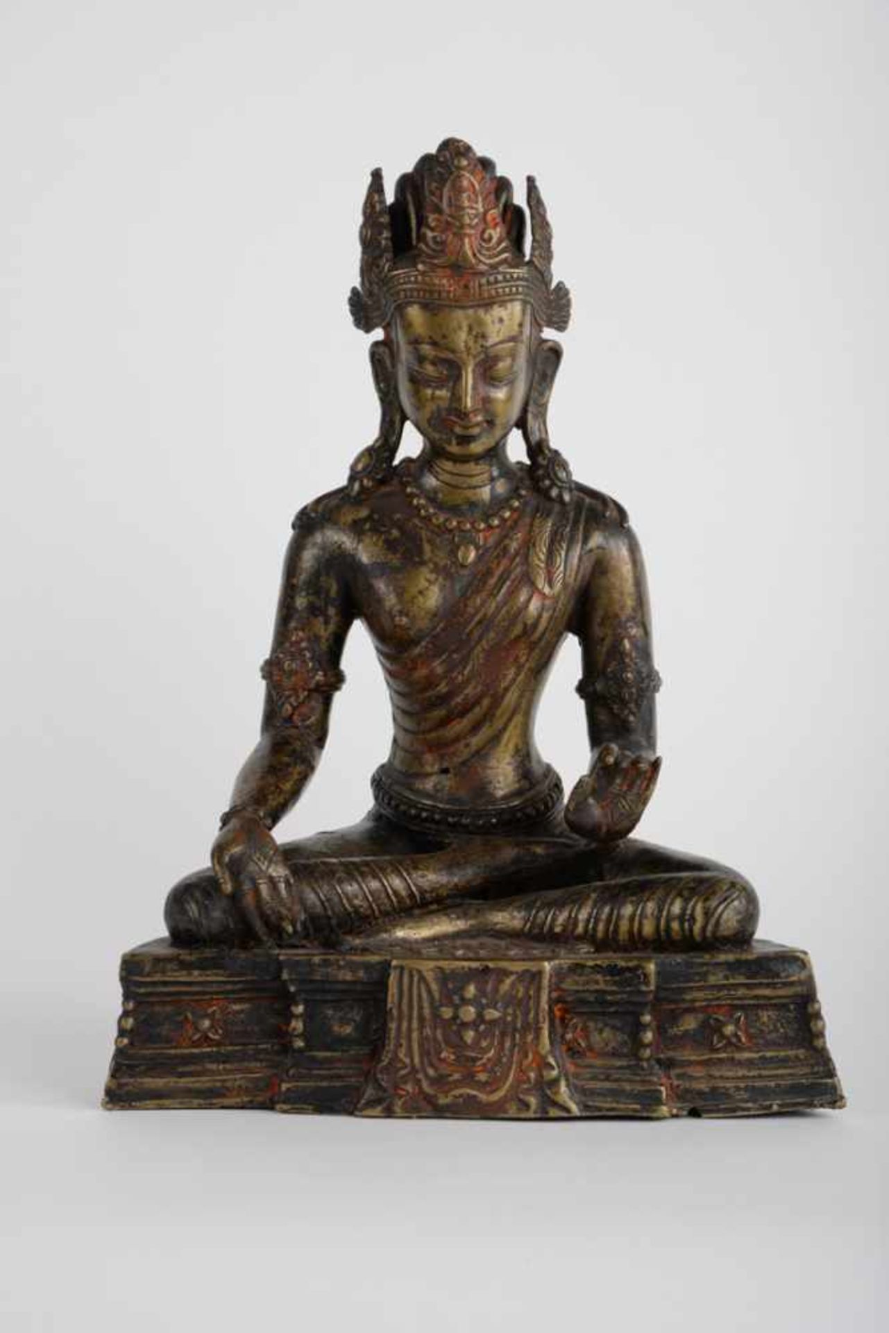 Bodhisattva mit Mudra der Erdberührung 20. Jahrhundert, Bronze, teilweise geschwärzt und Reste von - Bild 15 aus 18