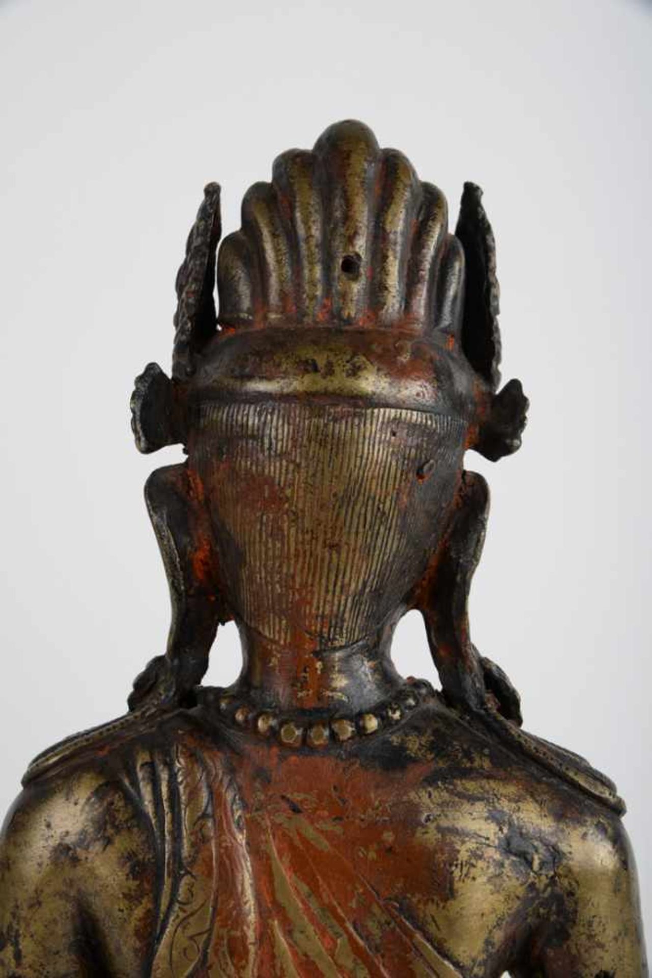 Bodhisattva mit Mudra der Erdberührung 20. Jahrhundert, Bronze, teilweise geschwärzt und Reste von - Bild 6 aus 18