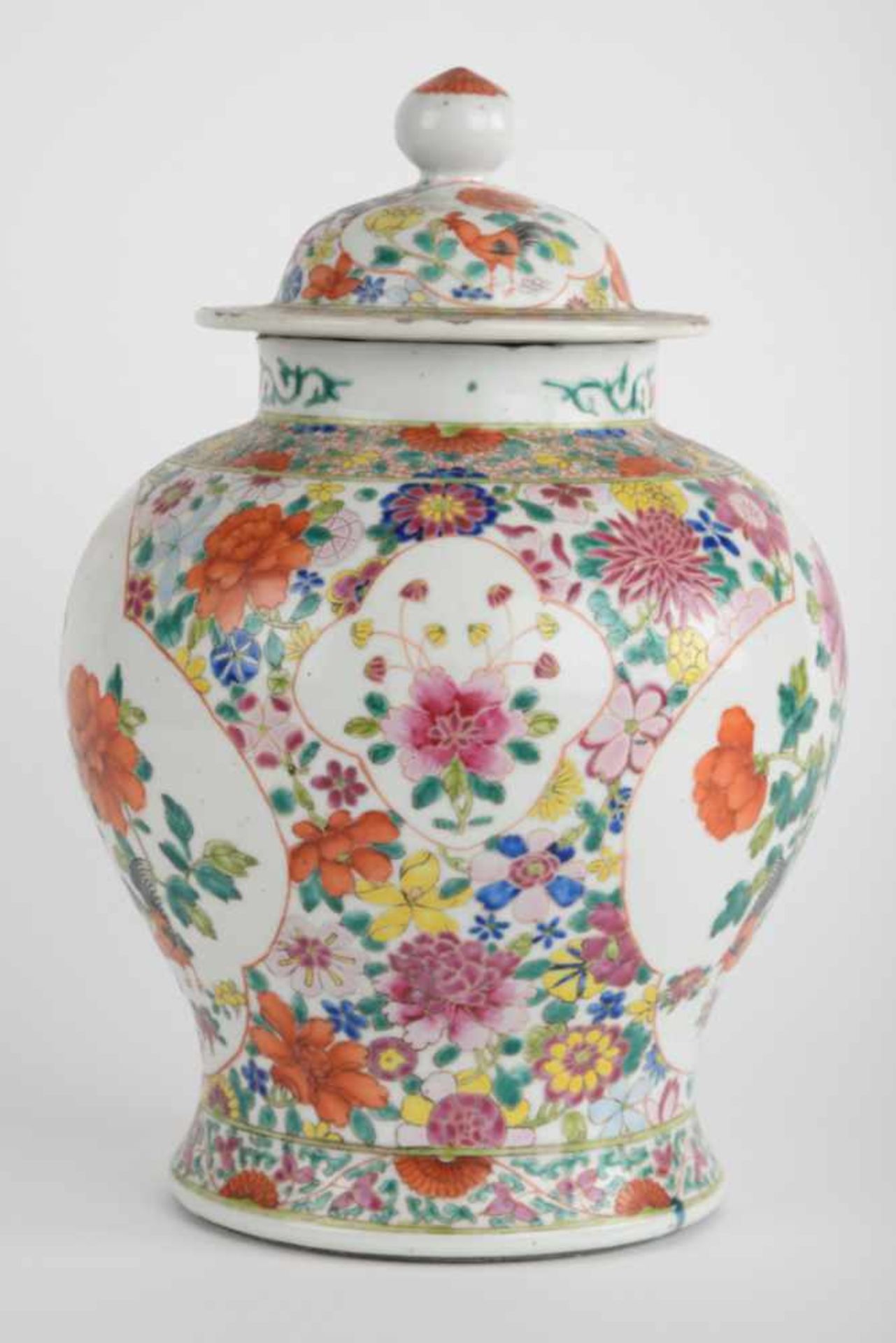 Bauchige Vase / Deckelvase. China, blaue Kangxi-Marke, Datierung Chien Lung. Bemalung in - Bild 7 aus 22