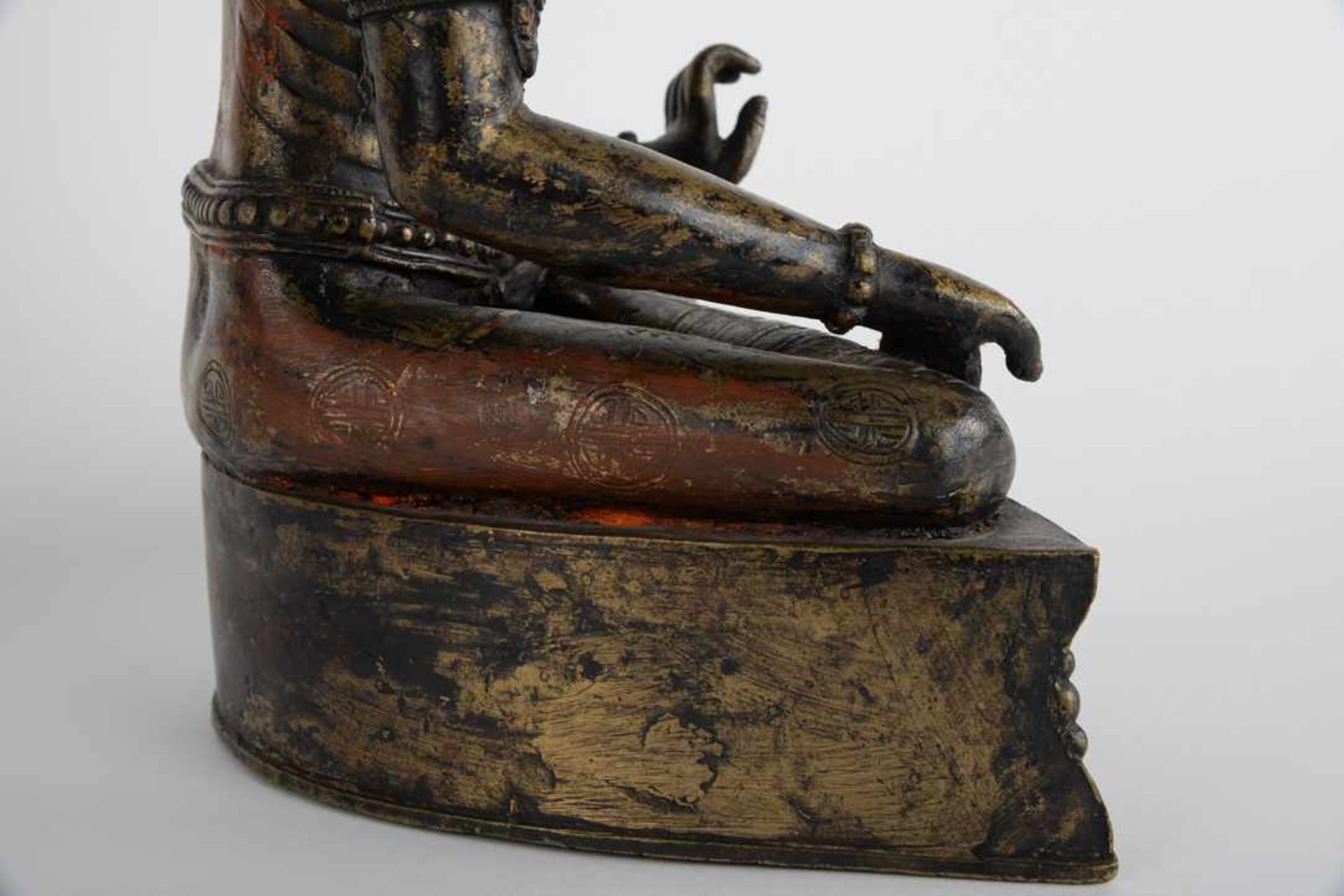 Bodhisattva mit Mudra der Erdberührung 20. Jahrhundert, Bronze, teilweise geschwärzt und Reste von - Bild 5 aus 18