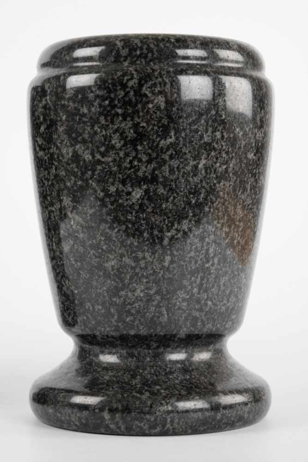 Paarige Granitvasen, Marmoroptik. Massive und schwere Vasen / Urnen, 20. Jahrhundert. Höhe ca. 23 - Bild 3 aus 7
