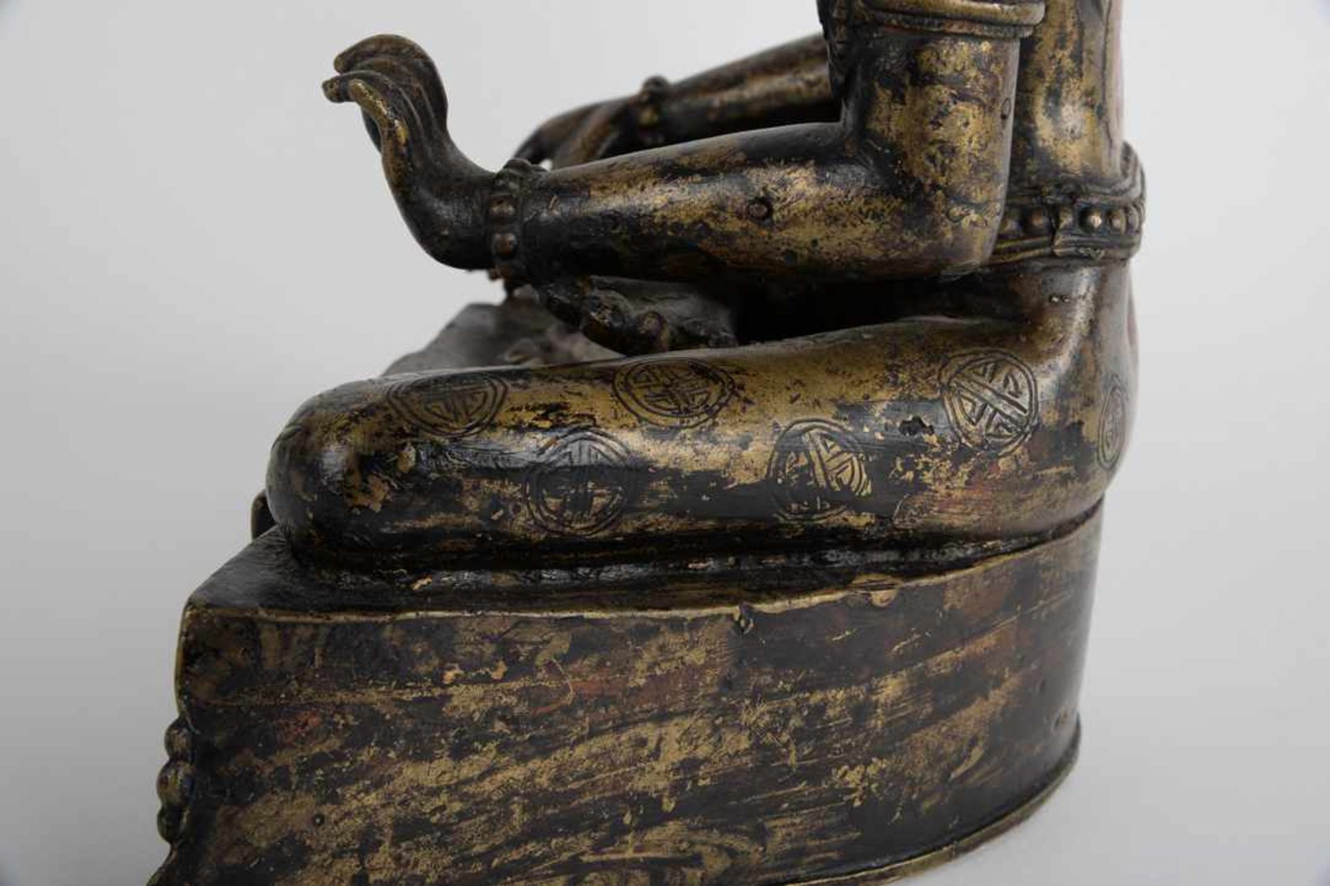 Bodhisattva mit Mudra der Erdberührung 20. Jahrhundert, Bronze, teilweise geschwärzt und Reste von - Bild 8 aus 18