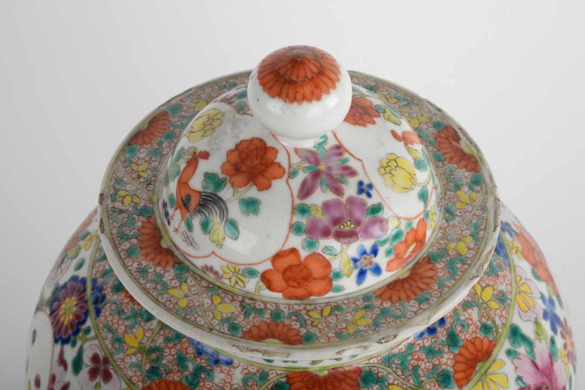 Bauchige Vase / Deckelvase. China, blaue Kangxi-Marke, Datierung Chien Lung. Bemalung in - Bild 6 aus 22